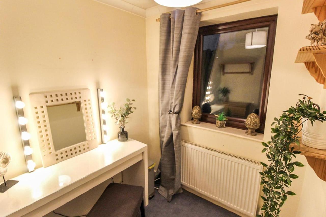 Casa de férias Comfortable 2 Bedroom House With Free Parking *