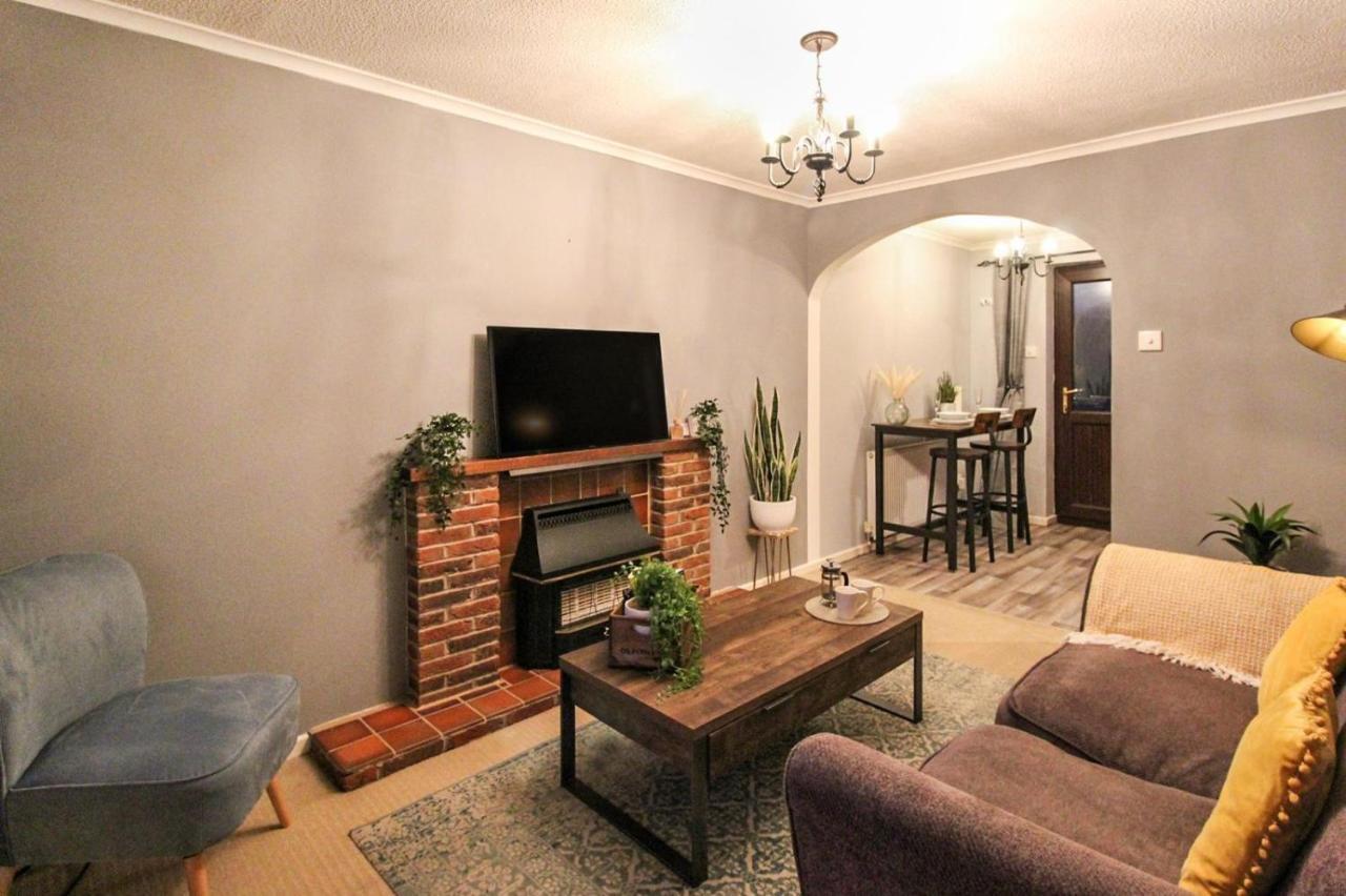 Comfortable 2 Bedroom House With Free Parking *