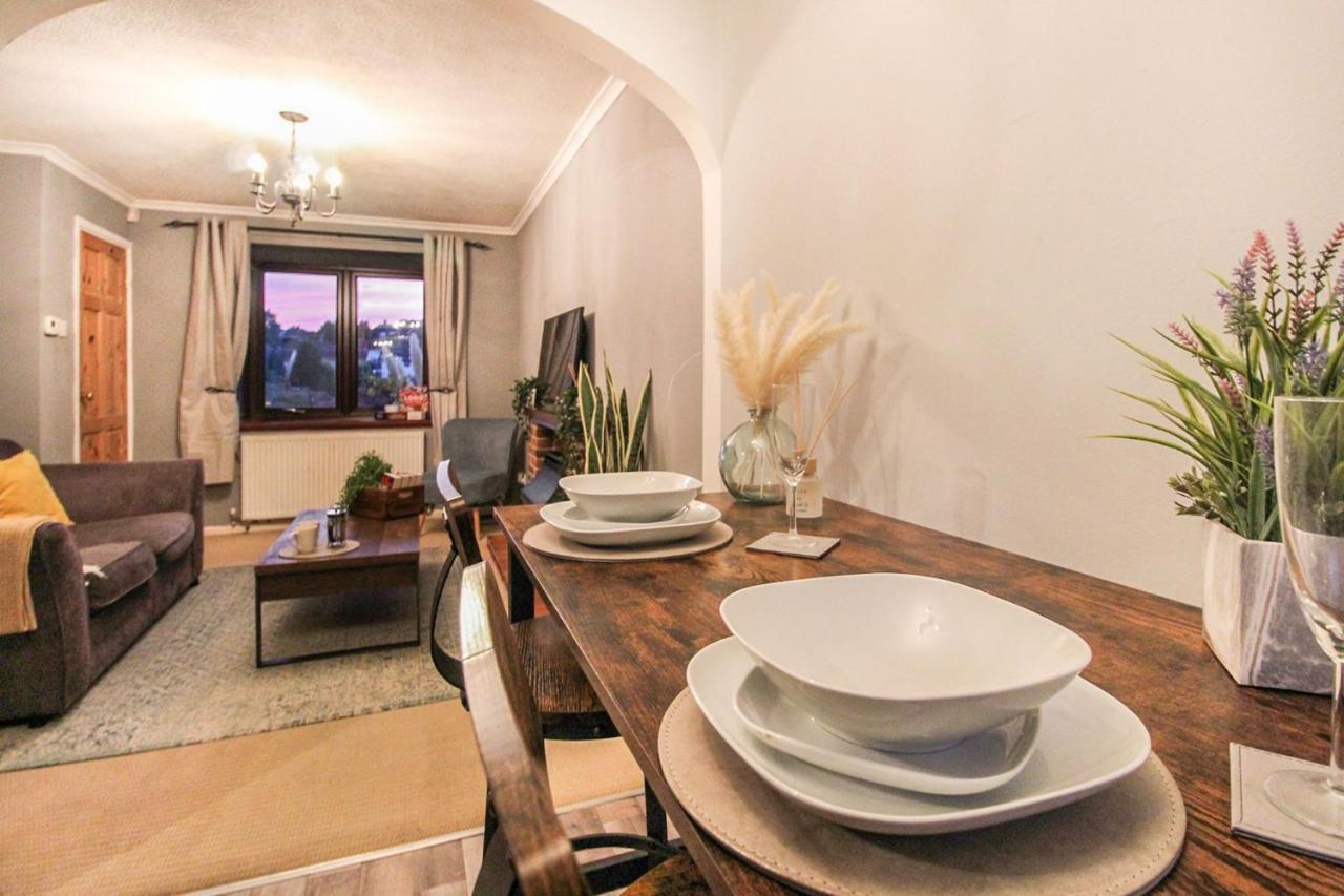 Casa de férias Comfortable 2 Bedroom House With Free Parking