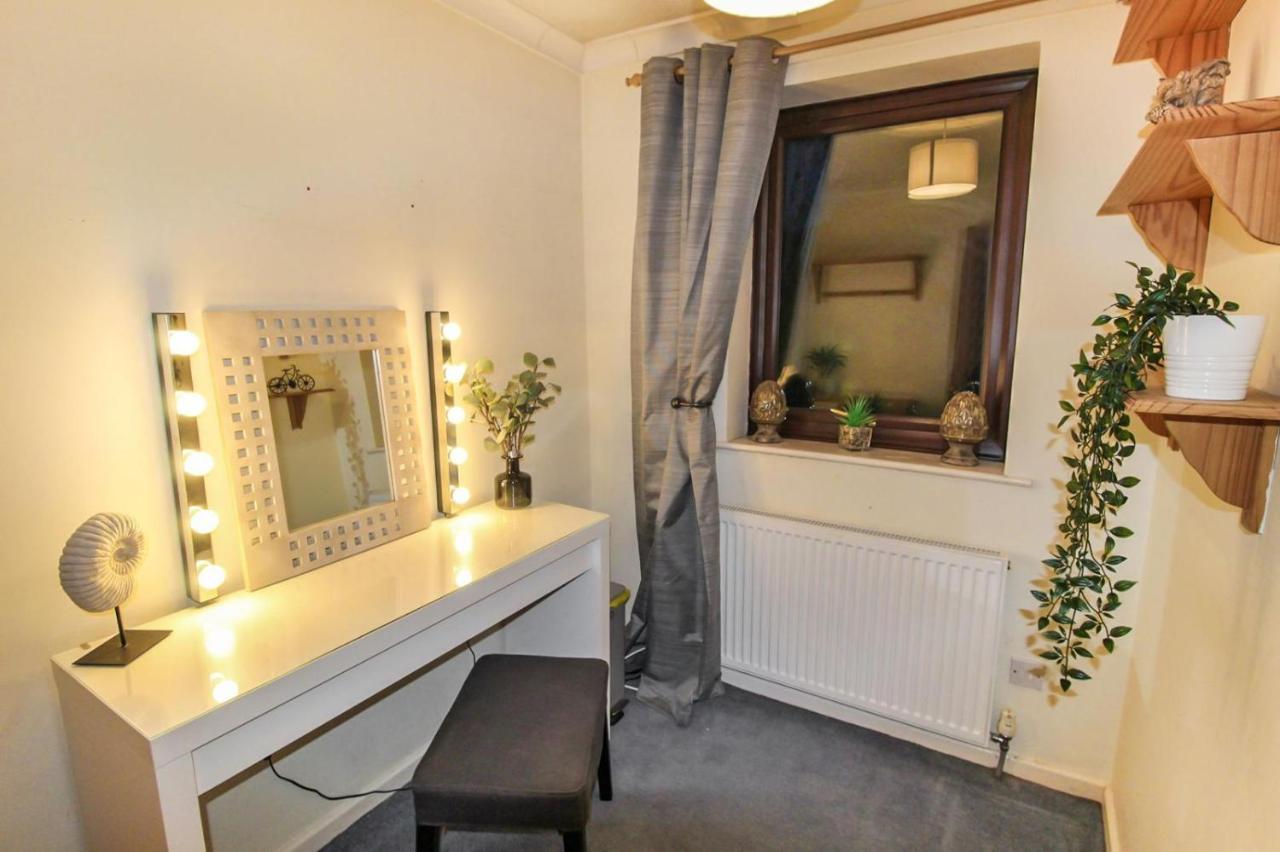 Comfortable 2 Bedroom House With Free Parking Casa de férias