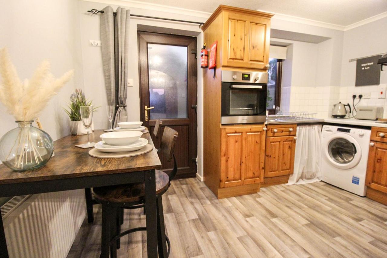 Casa de férias Comfortable 2 Bedroom House With Free Parking