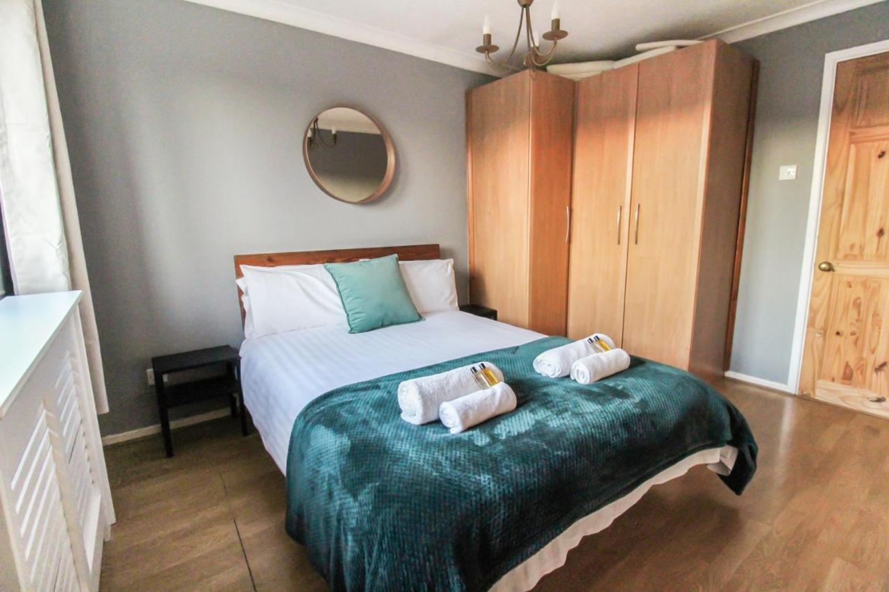 Comfortable 2 Bedroom House With Free Parking *