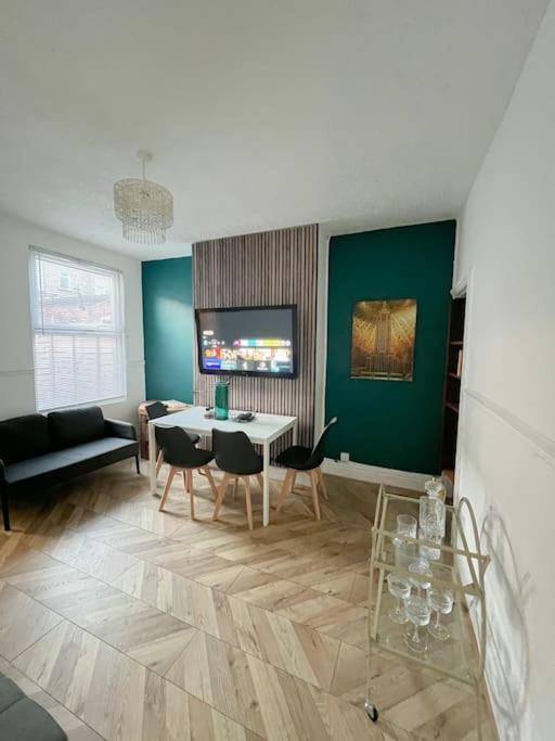 Centre Terrace Town House * Nottingham