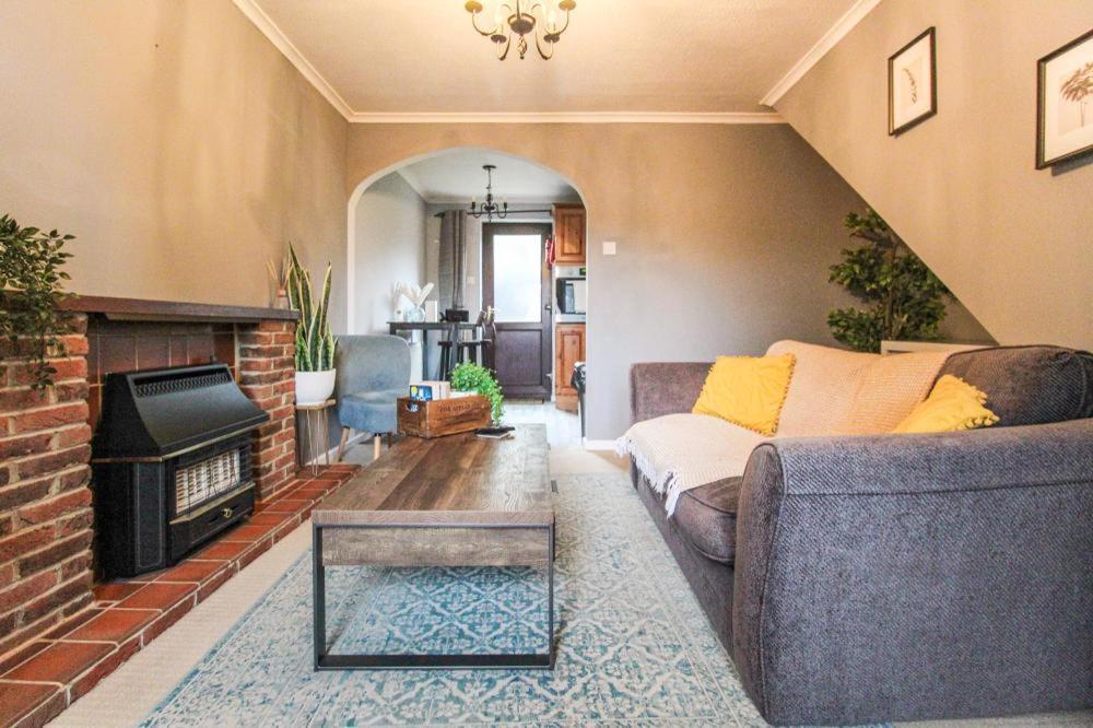 Comfortable 2 Bedroom House With Free Parking *