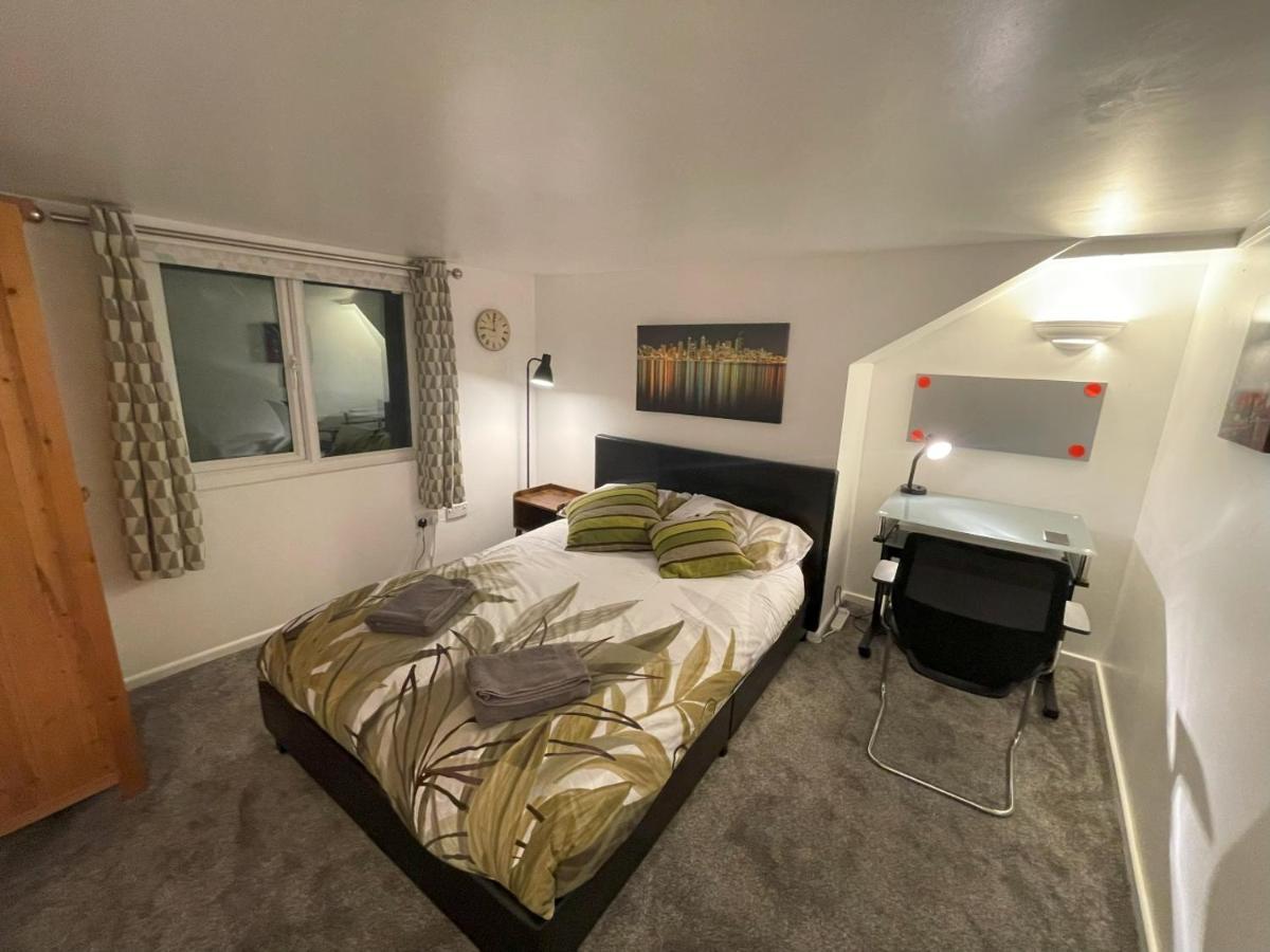 2 Bed 1st Floor Flat Near Centre Apartamento *