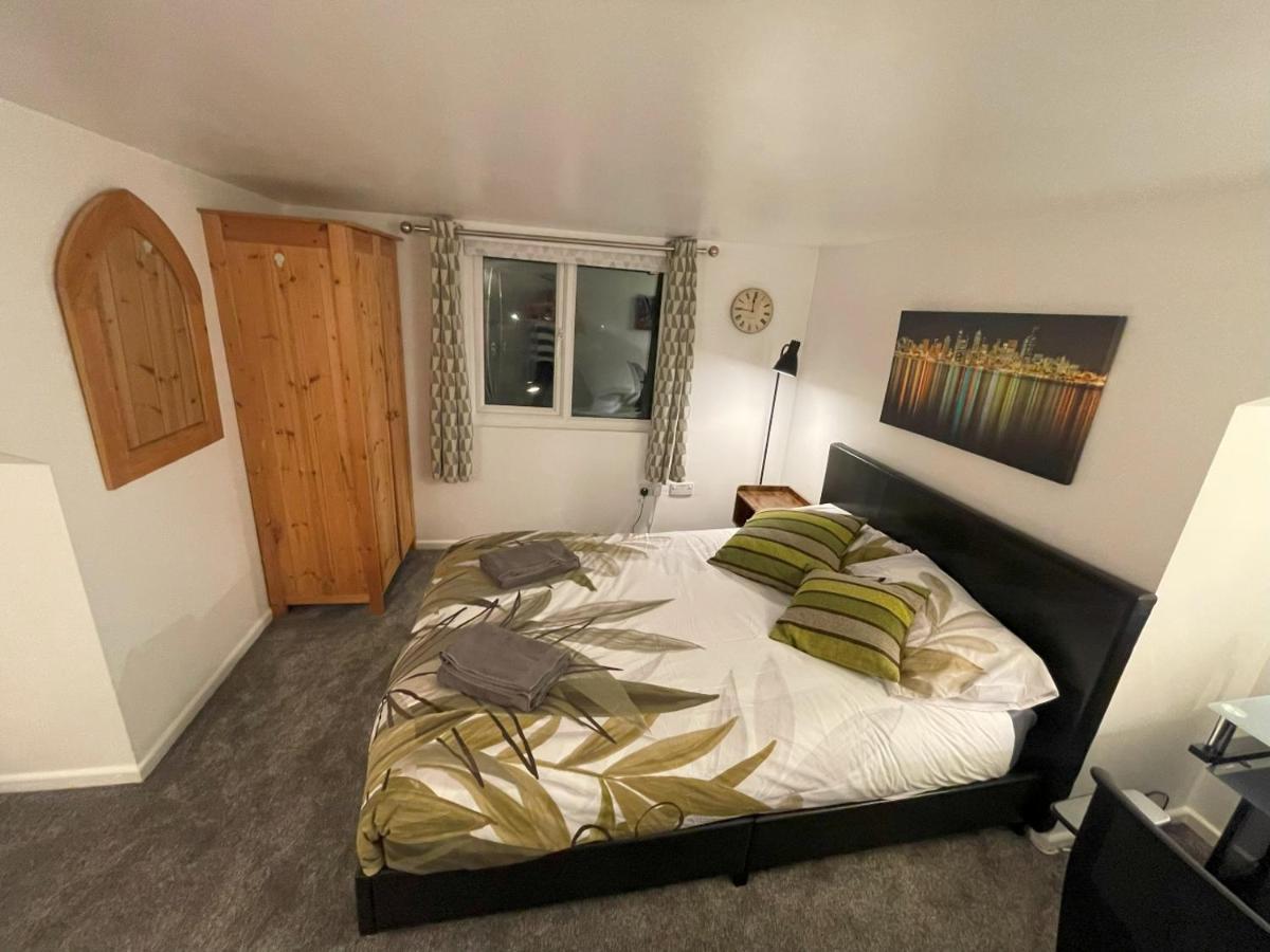 2 Bed 1st Floor Flat Near Centre Apartamento