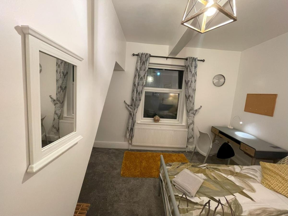 2 Bed 1st Floor Flat Near Centre Apartamento *