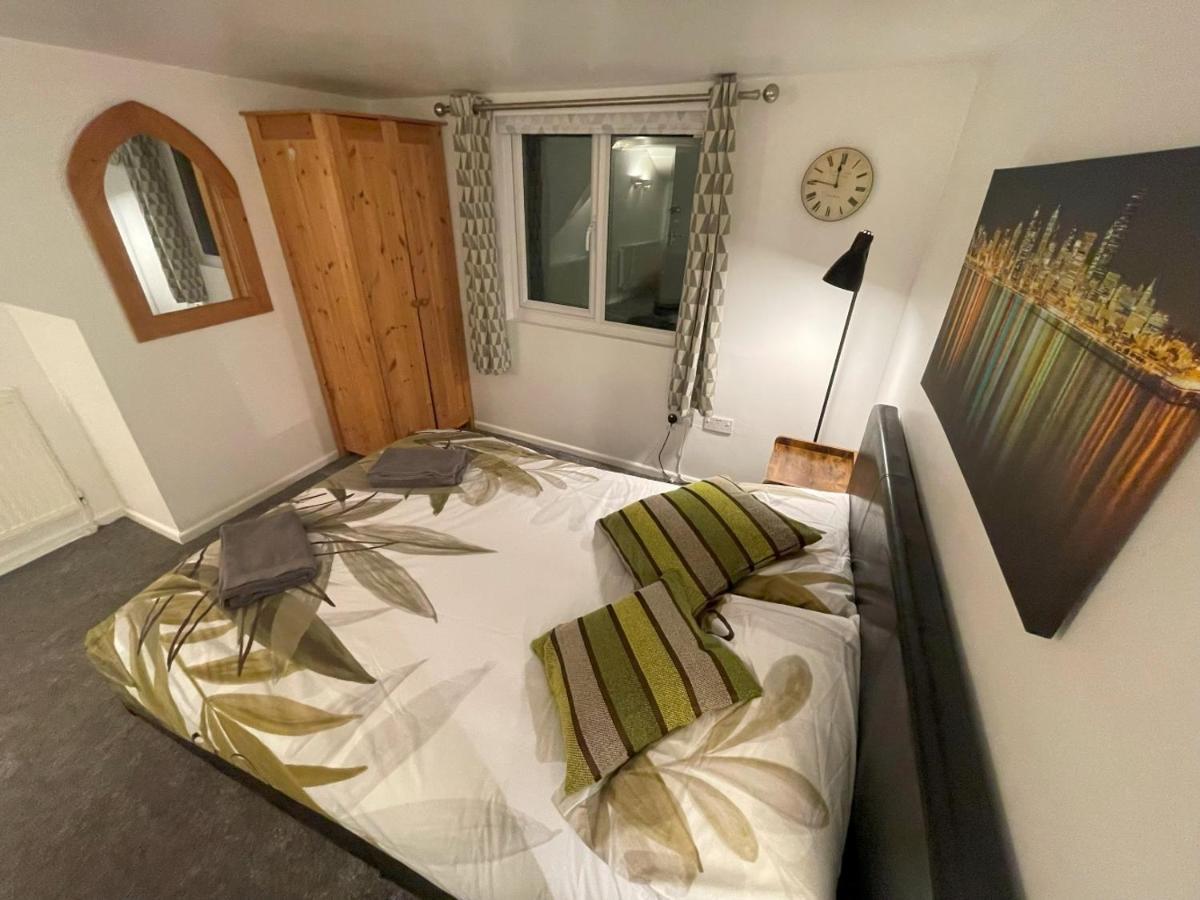 2 Bed 1st Floor Flat Near Centre *