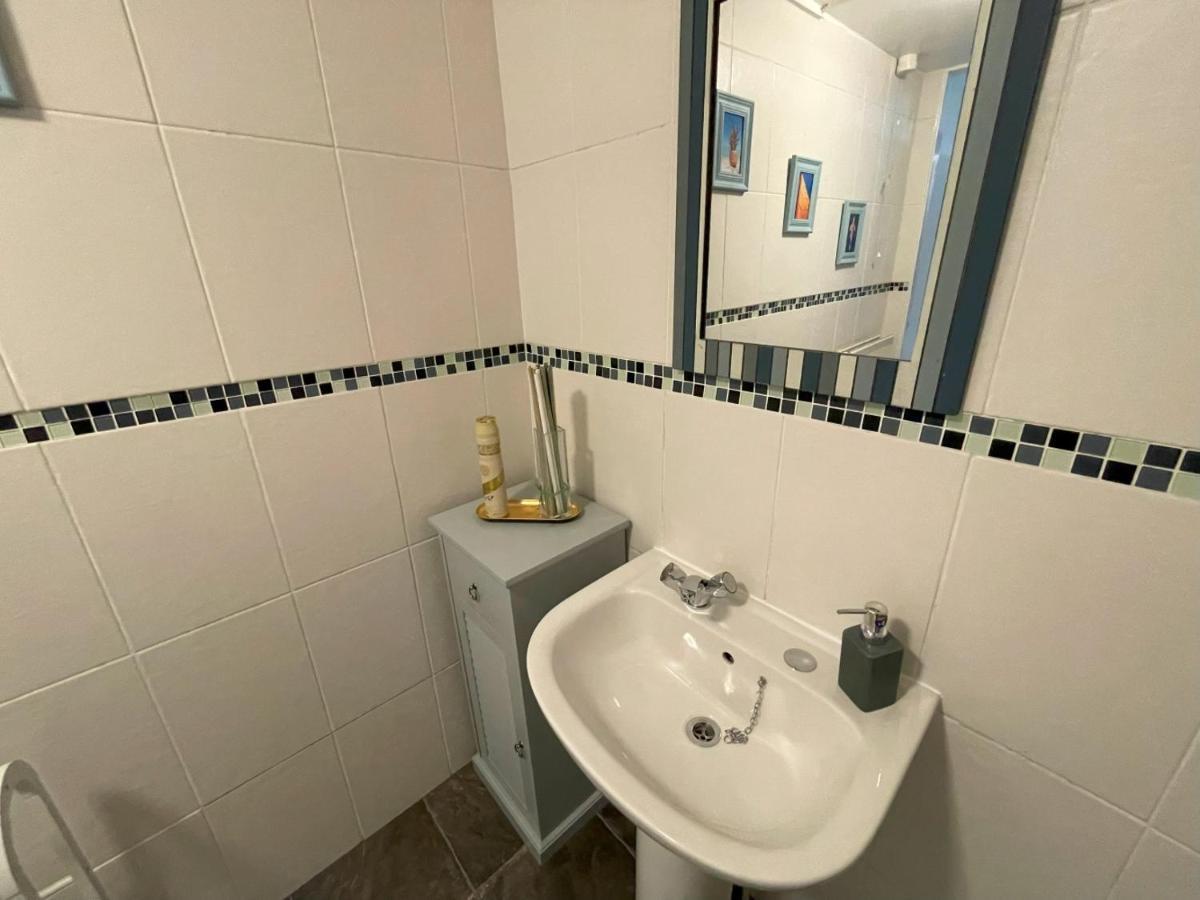 2 Bed 1st Floor Flat Near Centre Apartamento *