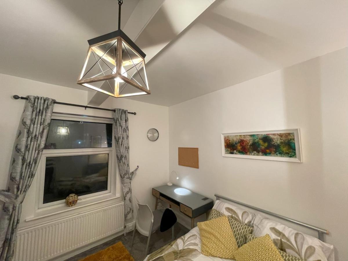2 Bed 1st Floor Flat Near Centre Apartamento