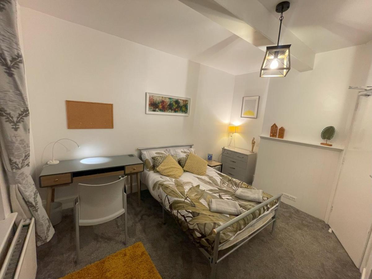 2 Bed 1st Floor Flat Near Centre *