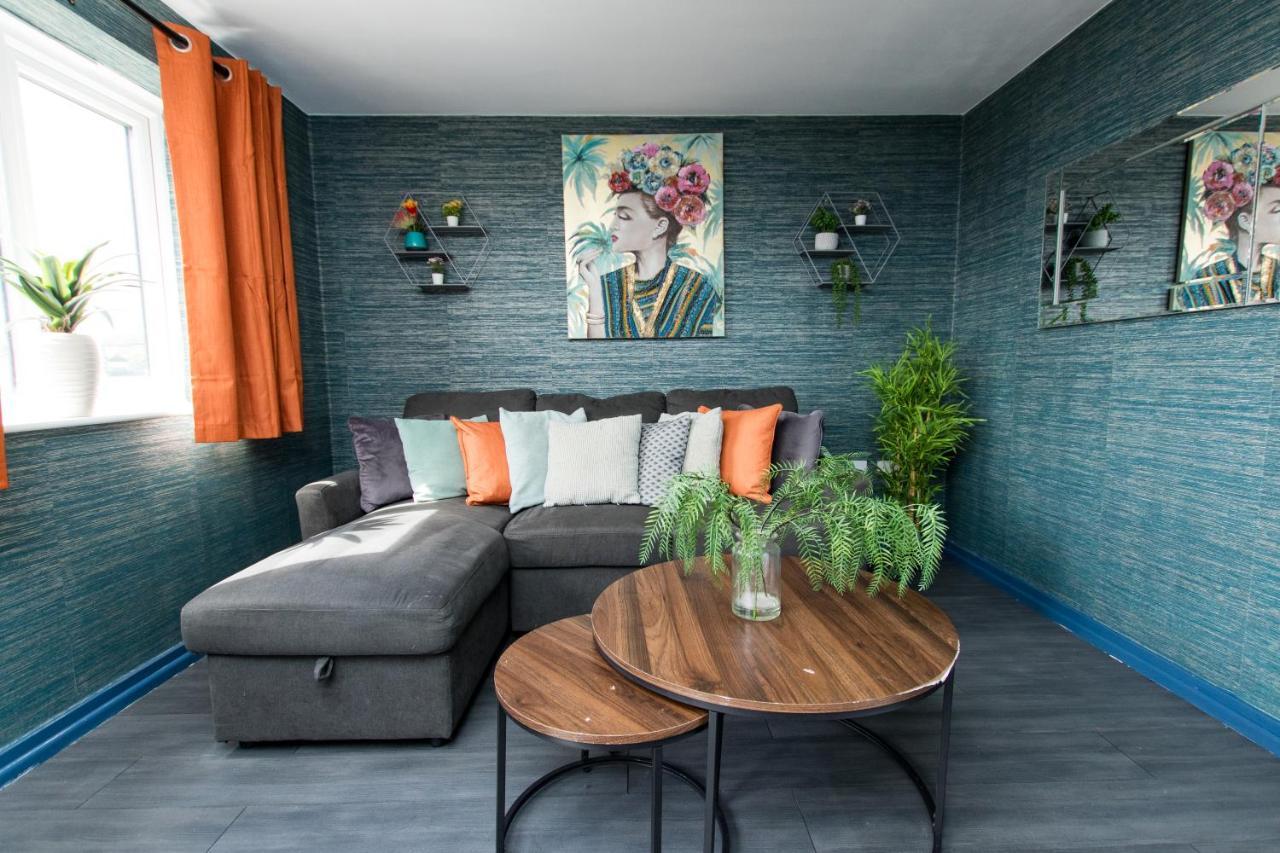 Free Parking 3 Bedroom House In Apartment *