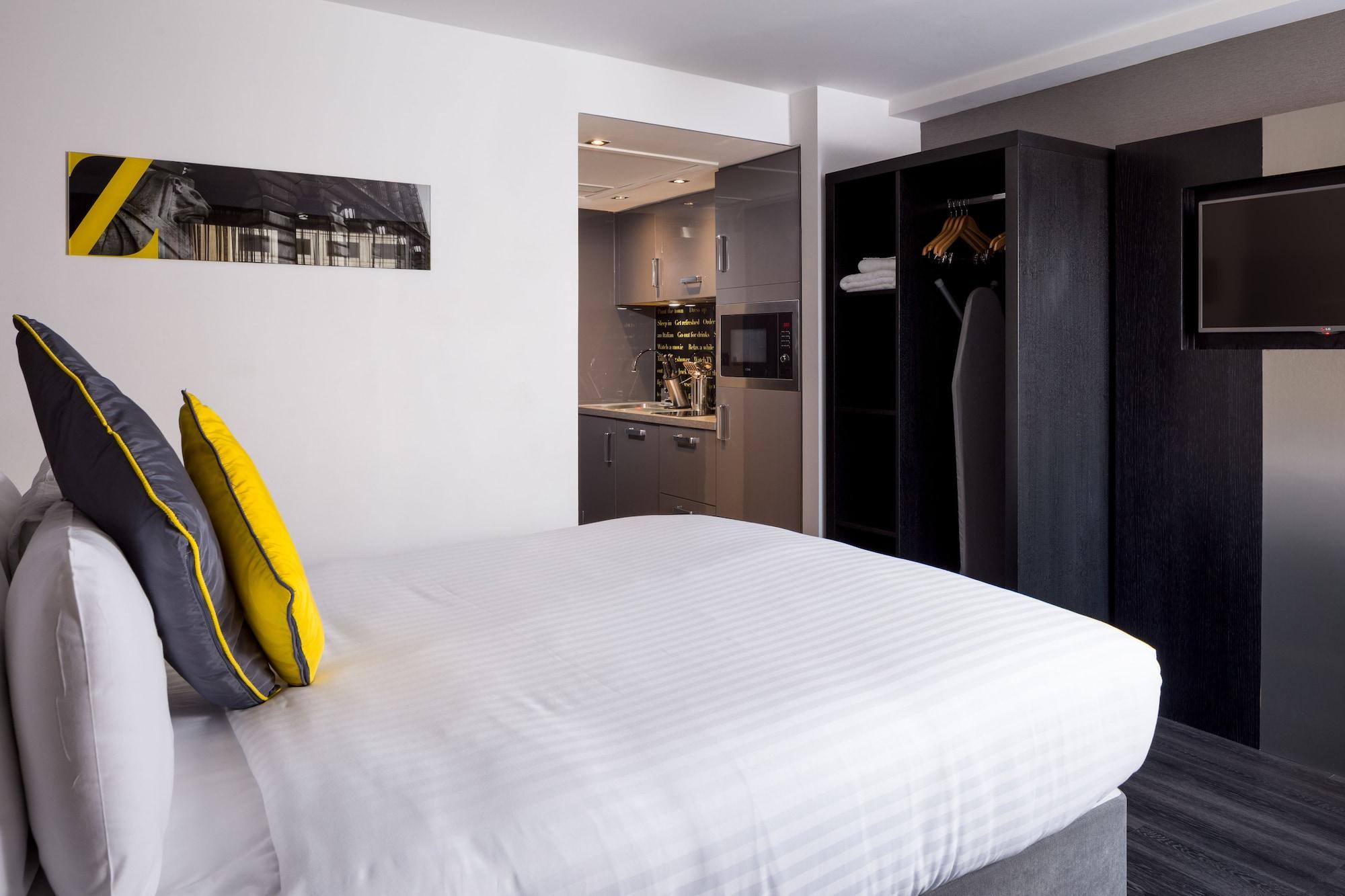Roomzzz Aparthotel 4*