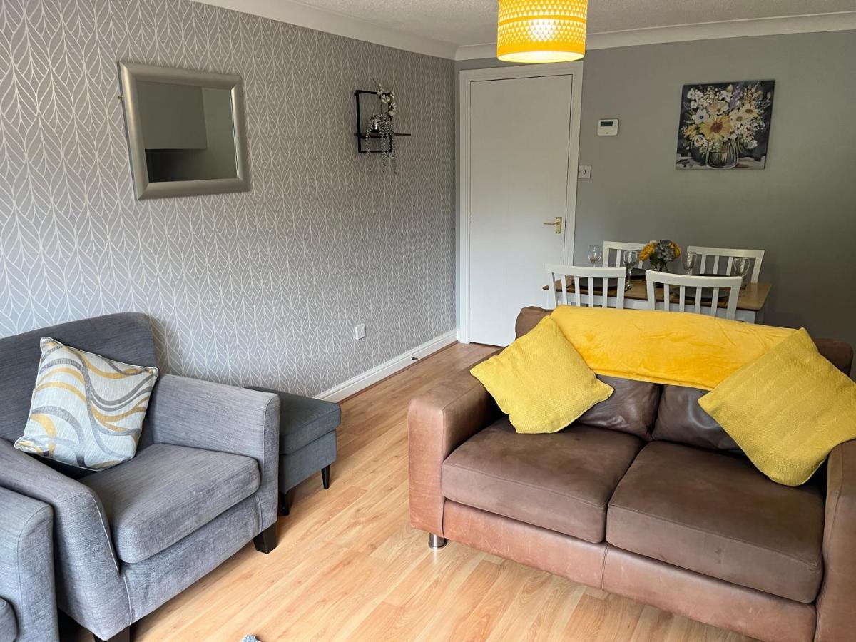Claygate Place - Entire 2 Bed House, Off Street Parking - Perfect For Holiday Breaks Or Contractors *