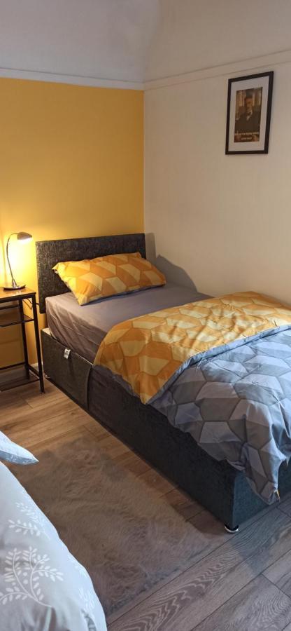 Broxtowe House -3 Bed House Parking Holiday home *