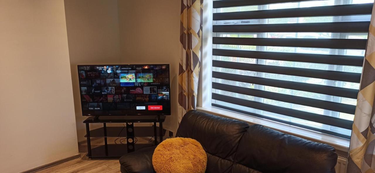 Broxtowe House -3 Bed House Parking Holiday home *