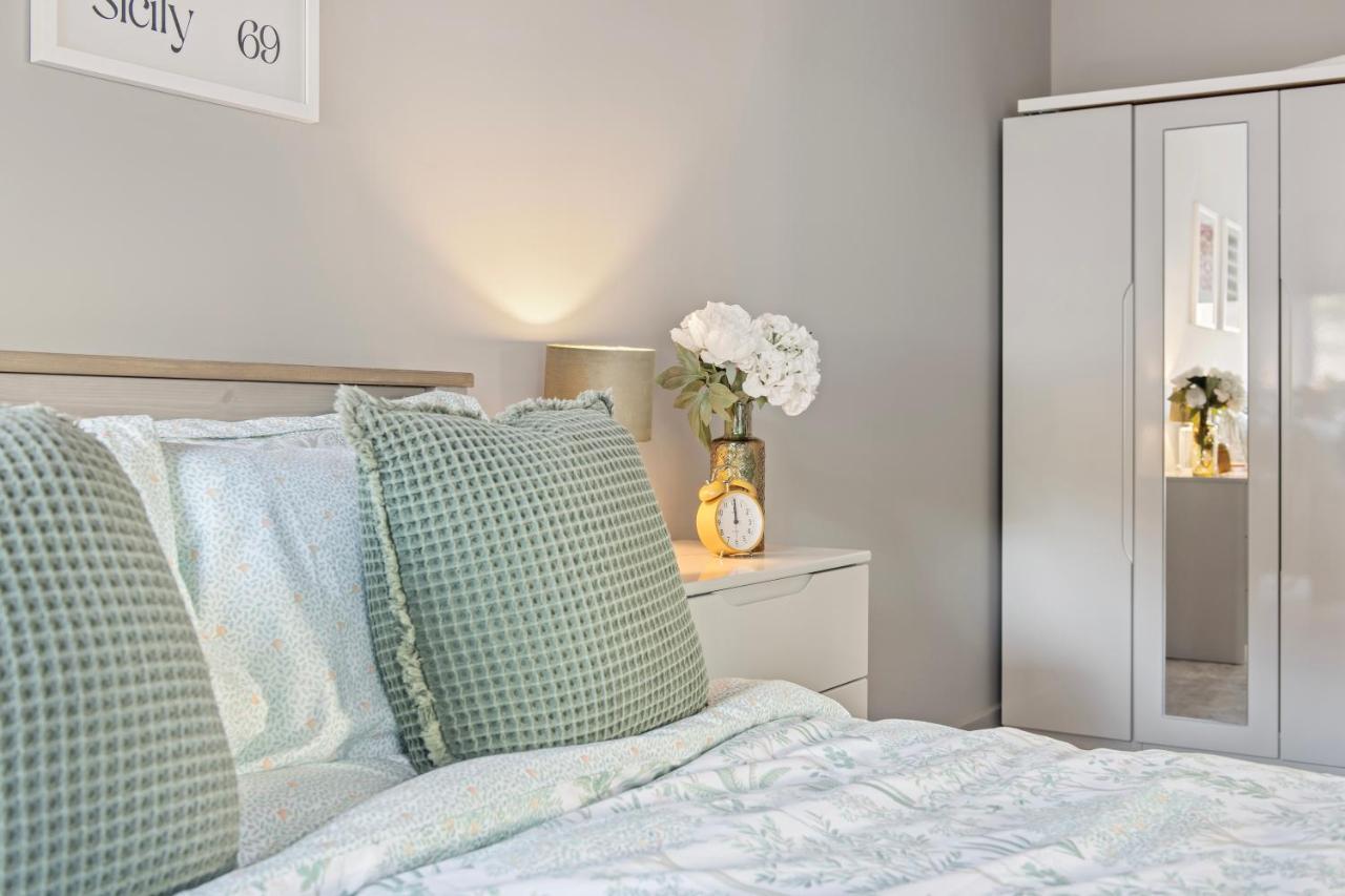 Brand New 1-bed Flat With Free Parking Holiday home