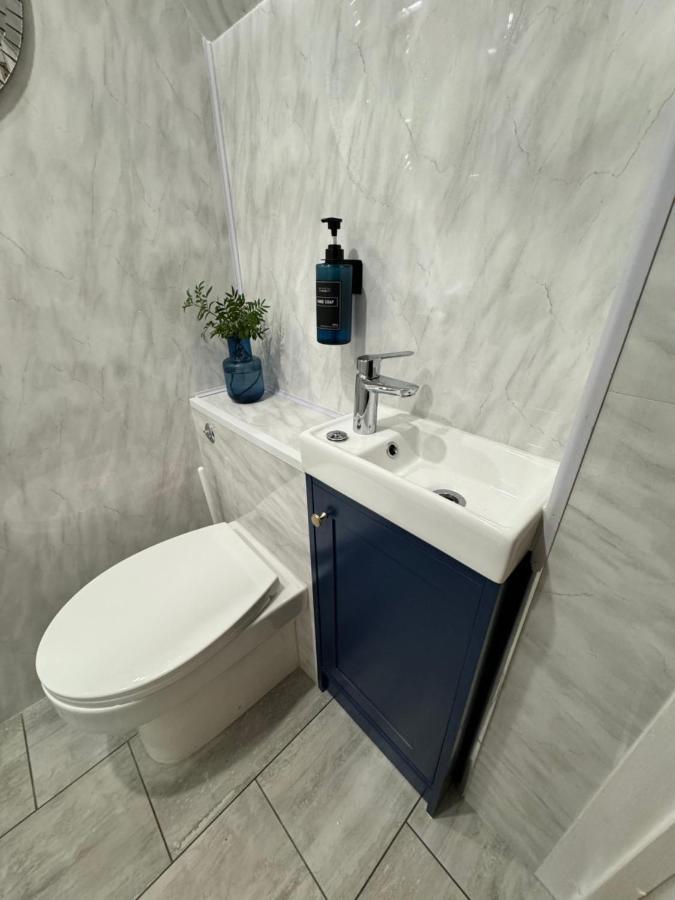 Modern Self Contained Studio With Free Parking Apartment