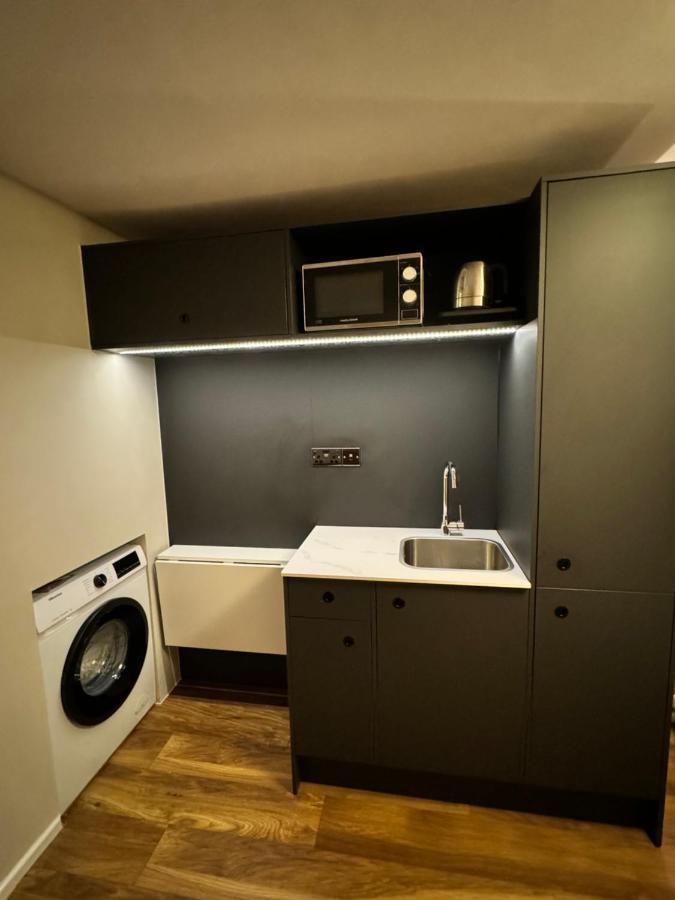 Modern Self Contained Studio With Free Parking Apartment *