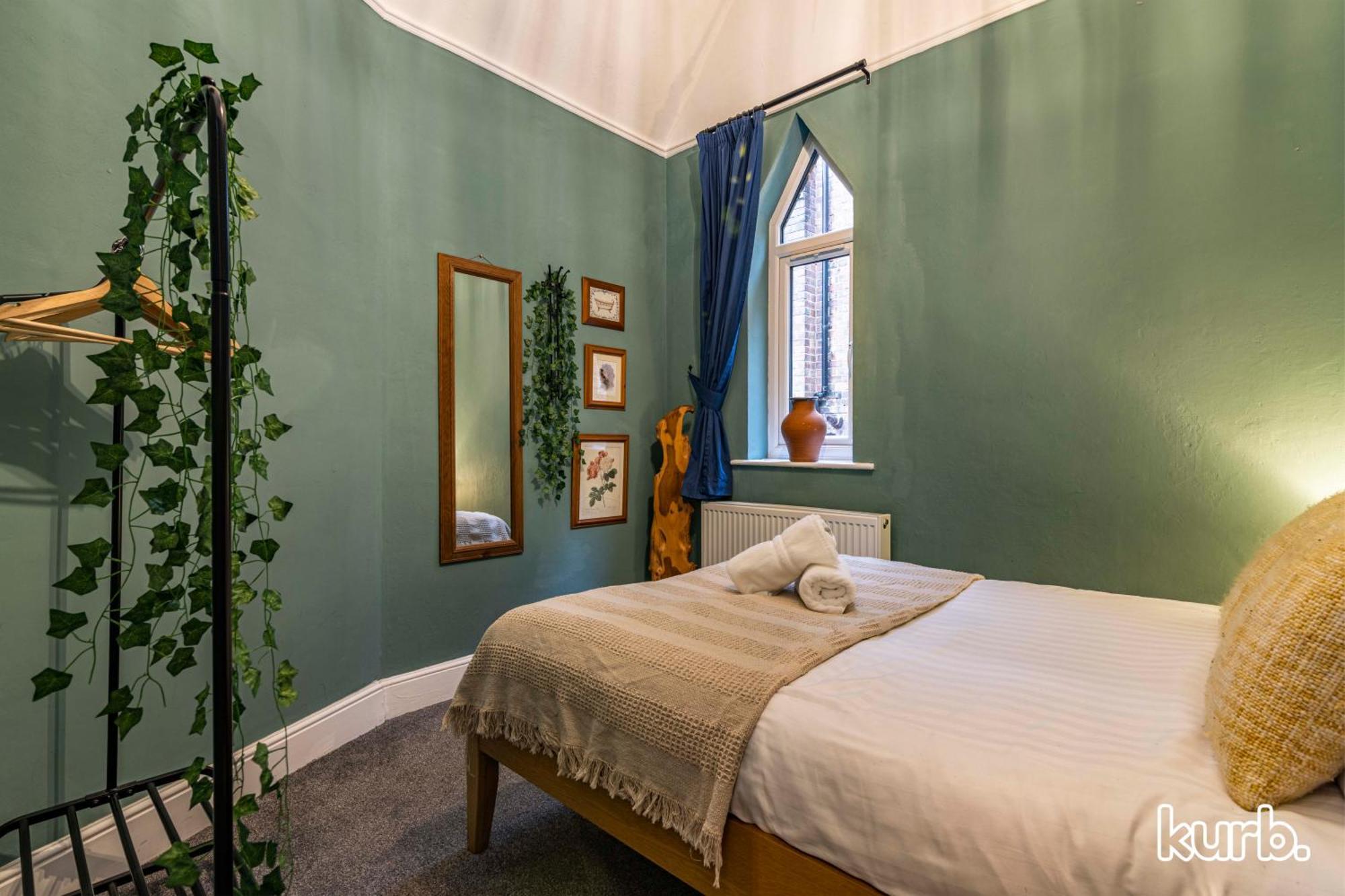 The Church House - 3 Bedroom House + Free Parking Nottingham