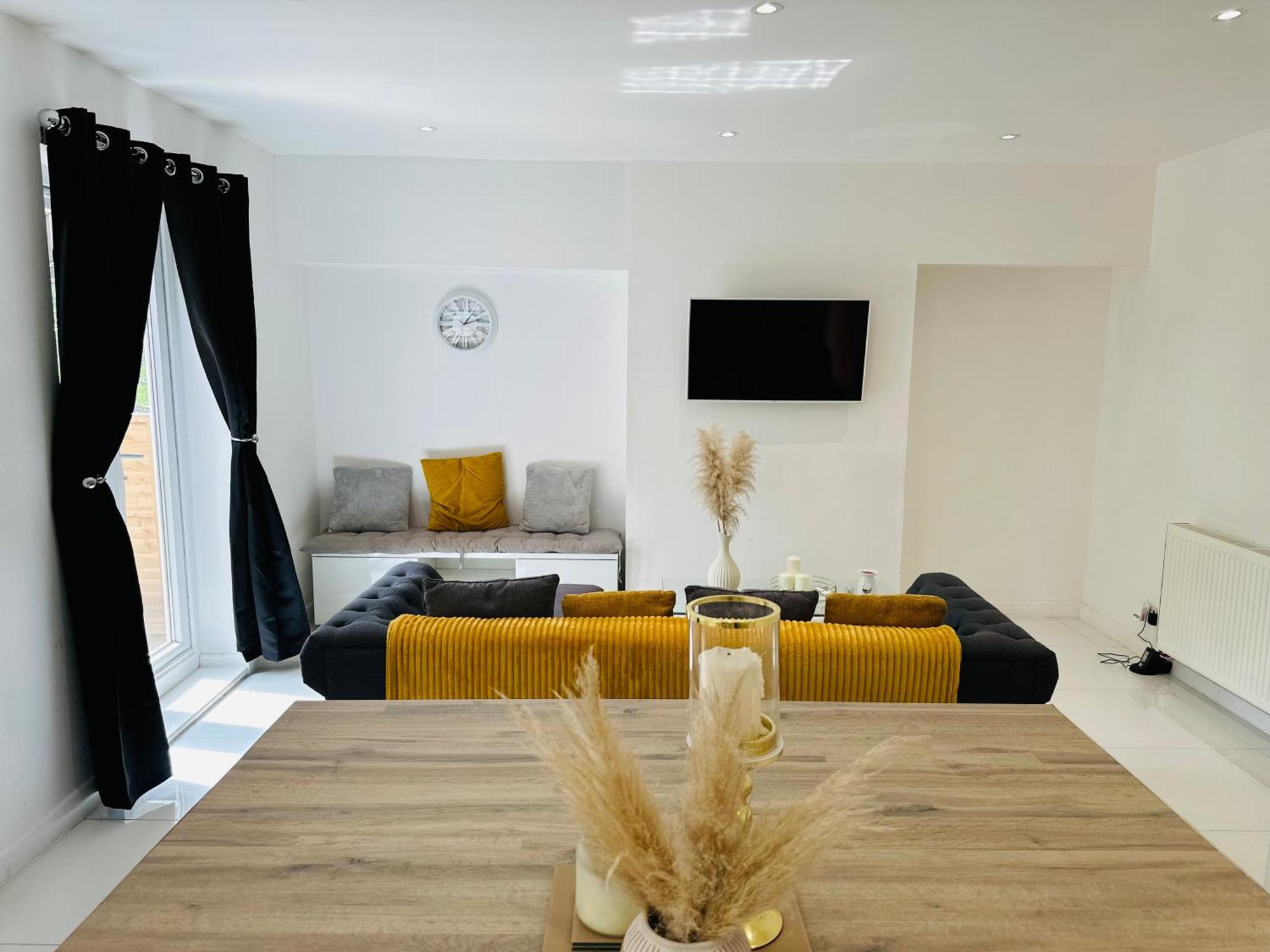 Hot Tub Bliss Awaits 3-Bed Home In Nottingham - Near City Hospital, Sherwood Shops, Qmc & Close To City Centre Holiday home