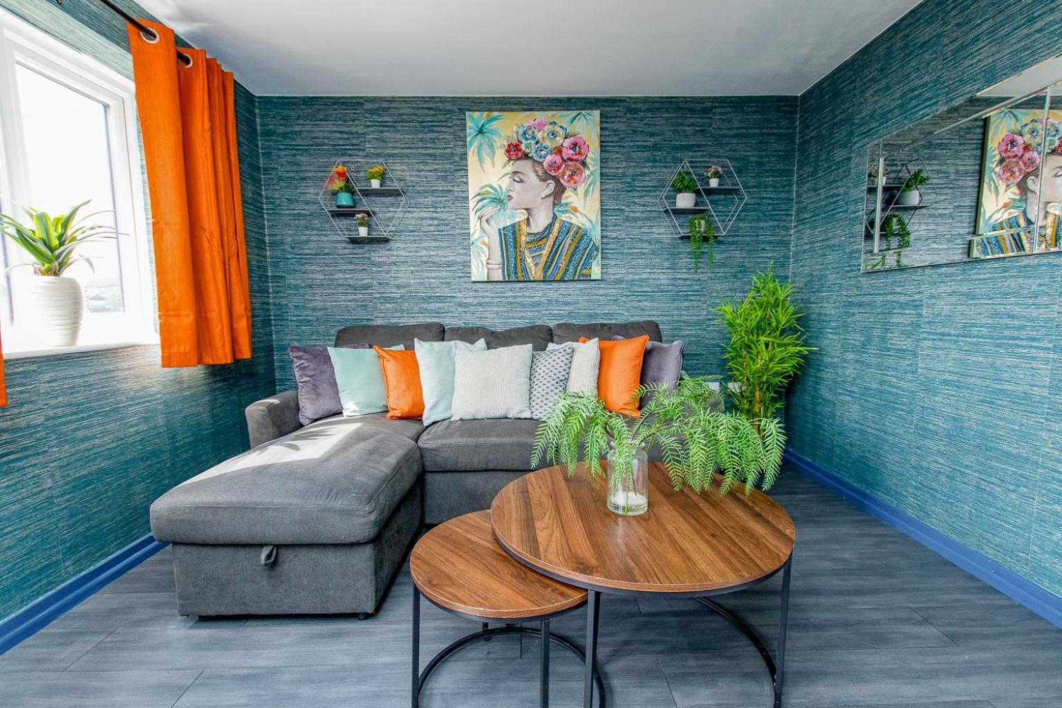 Free Parking 3 Bedroom House In Apartment