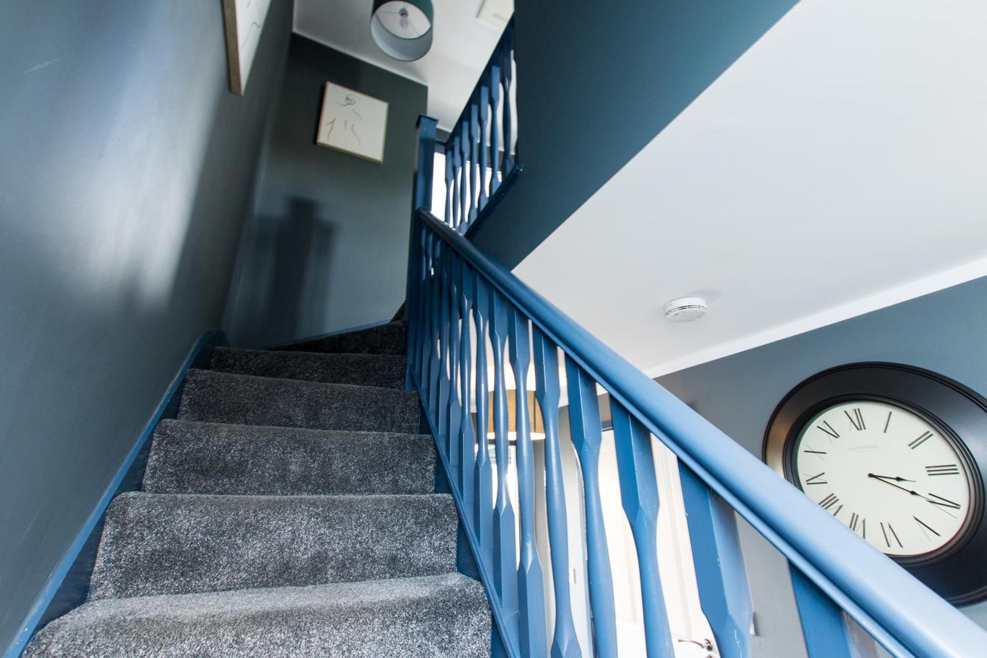 Free Parking 3 Bedroom House In Apartment *