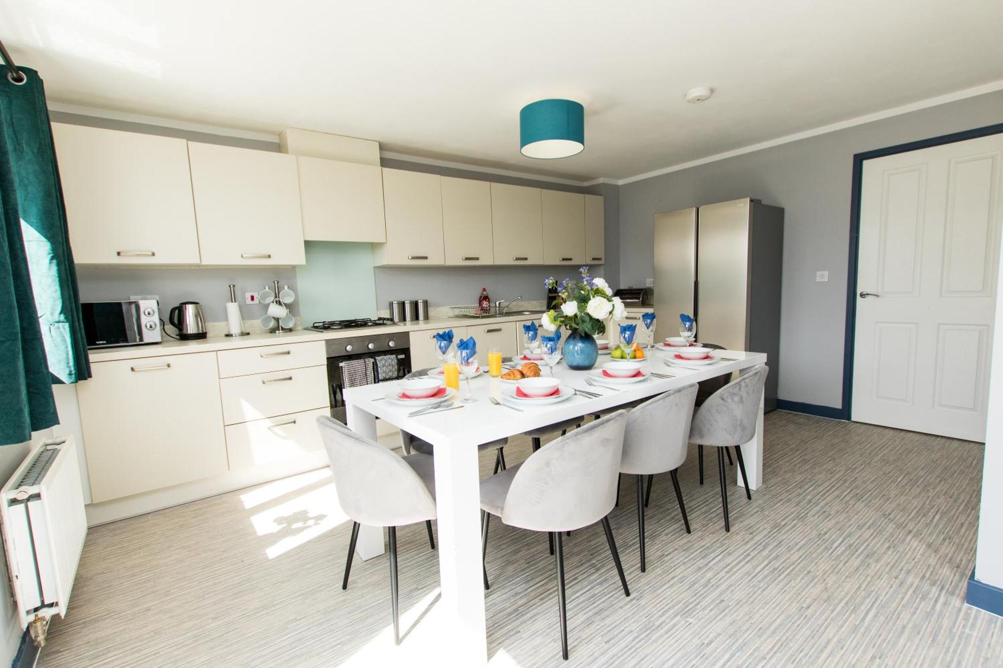 Free Parking 3 Bedroom House In Apartment