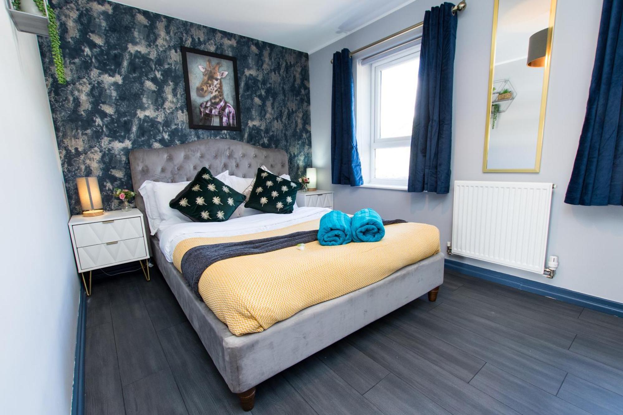 Free Parking 3 Bedroom House In Apartment *