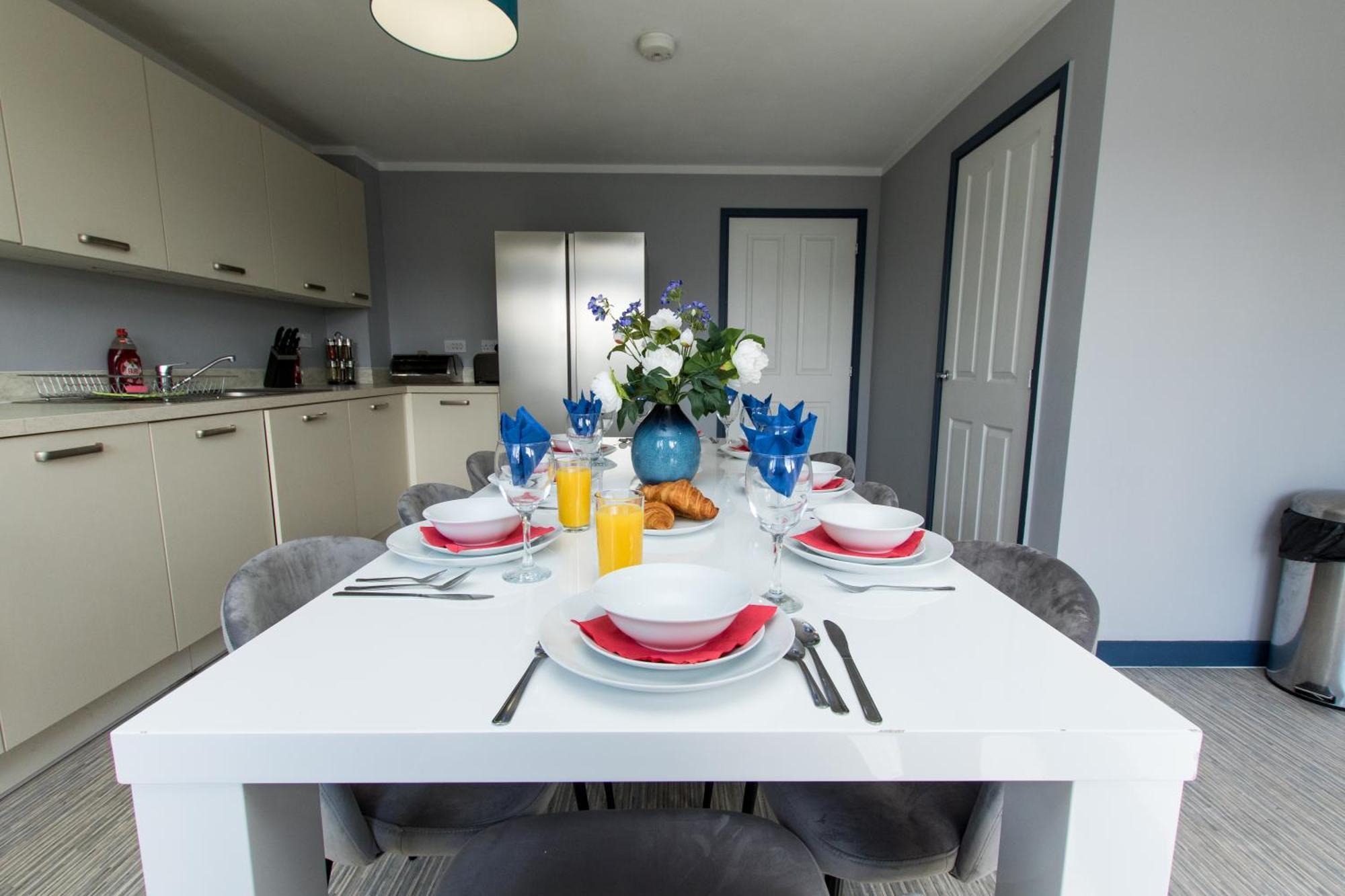 Apartment Free Parking 3 Bedroom House In *