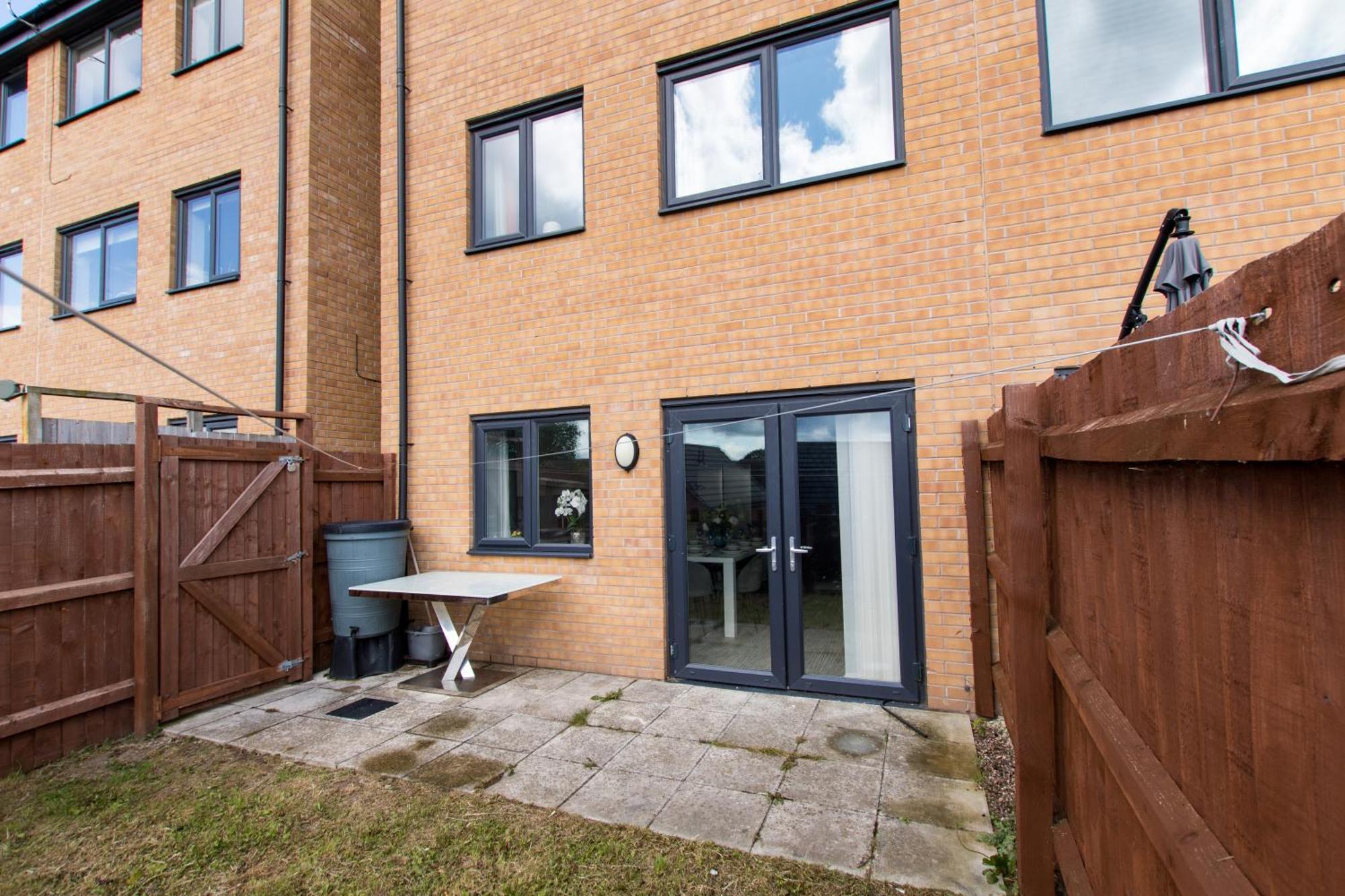 Free Parking 3 Bedroom House In