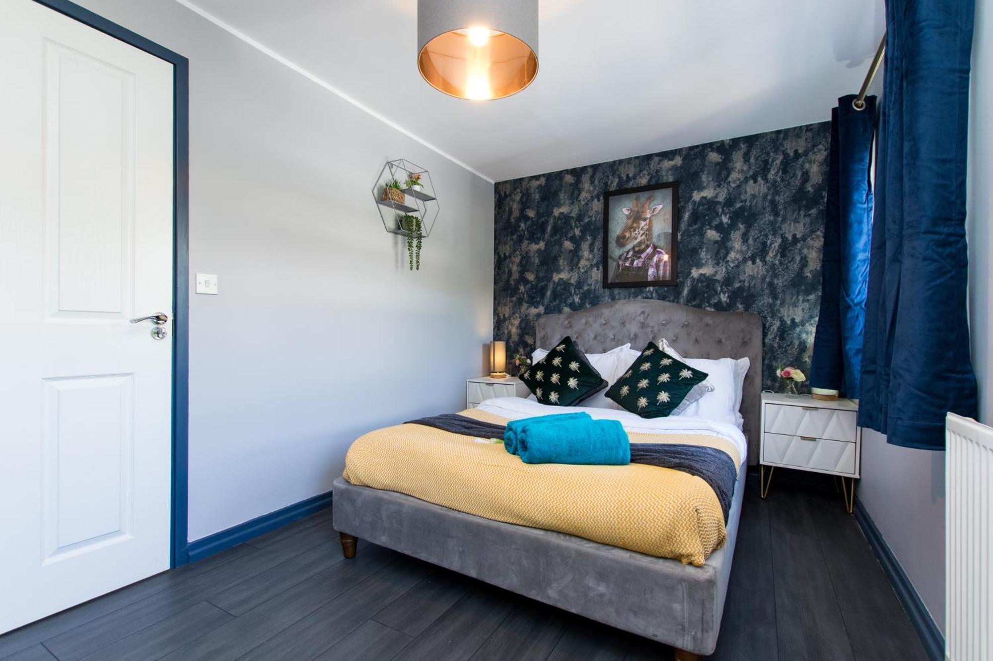 Free Parking 3 Bedroom House In Apartment