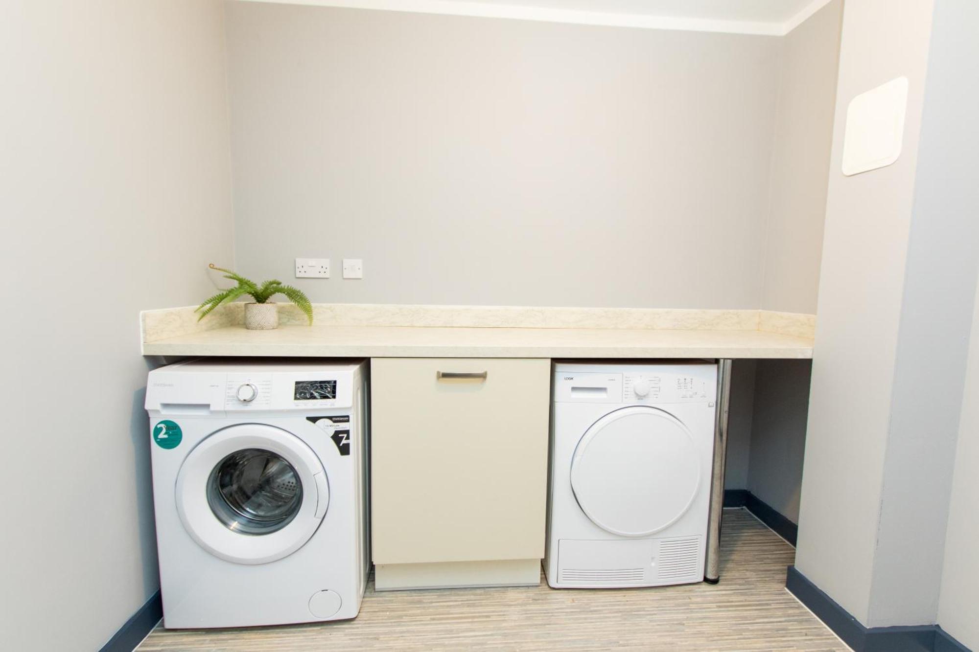 Free Parking 3 Bedroom House In