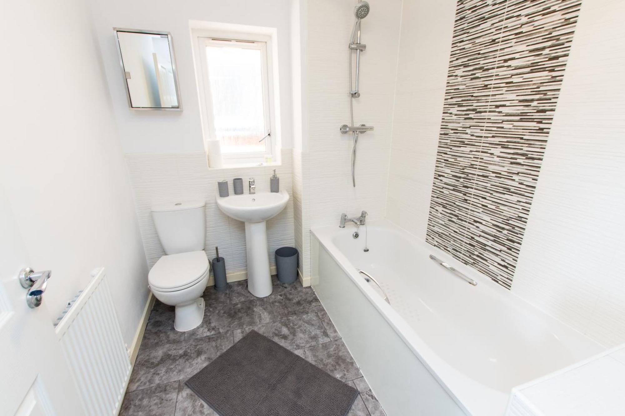 Apartment Free Parking 3 Bedroom House In