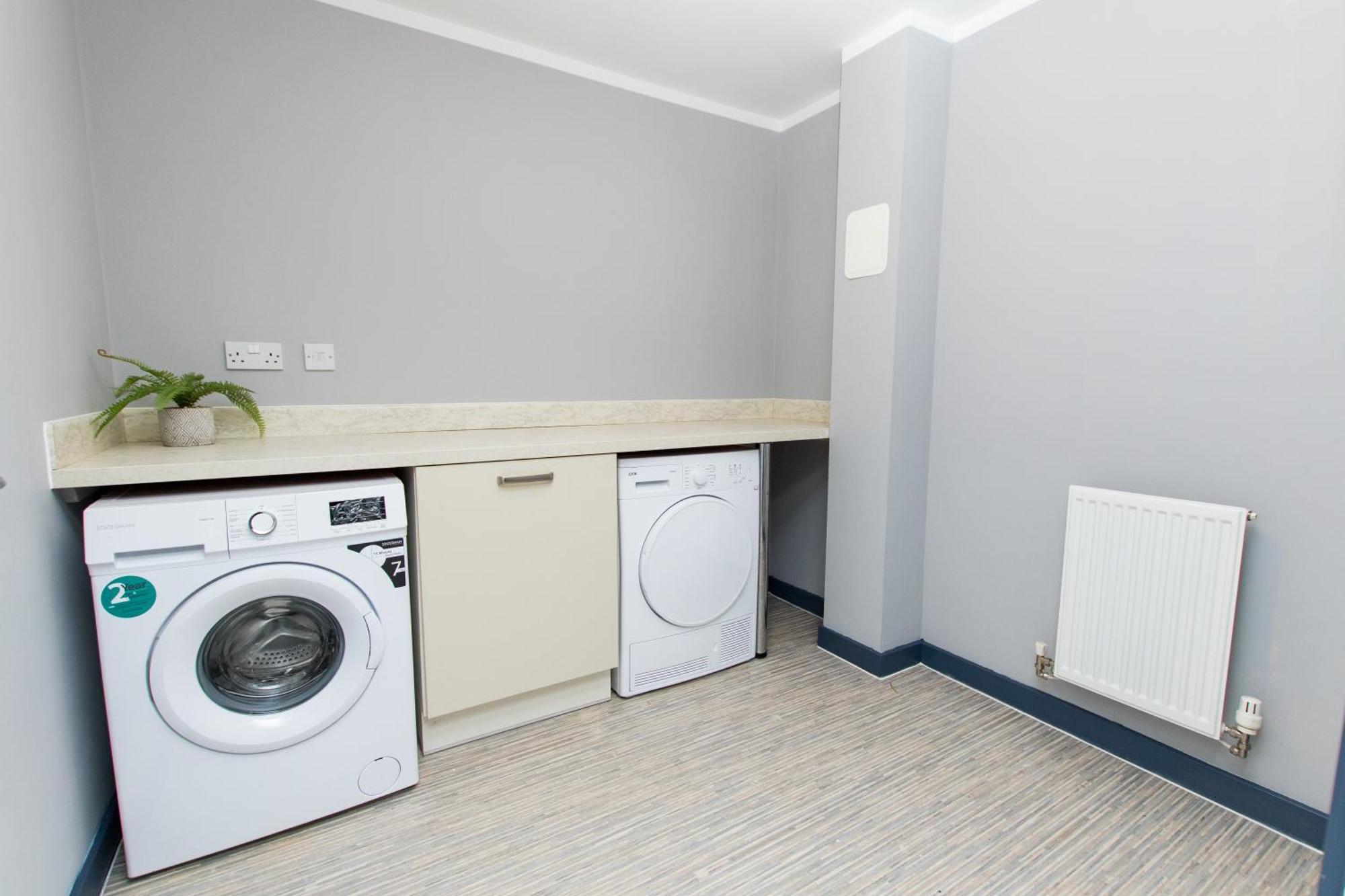 Free Parking 3 Bedroom House In