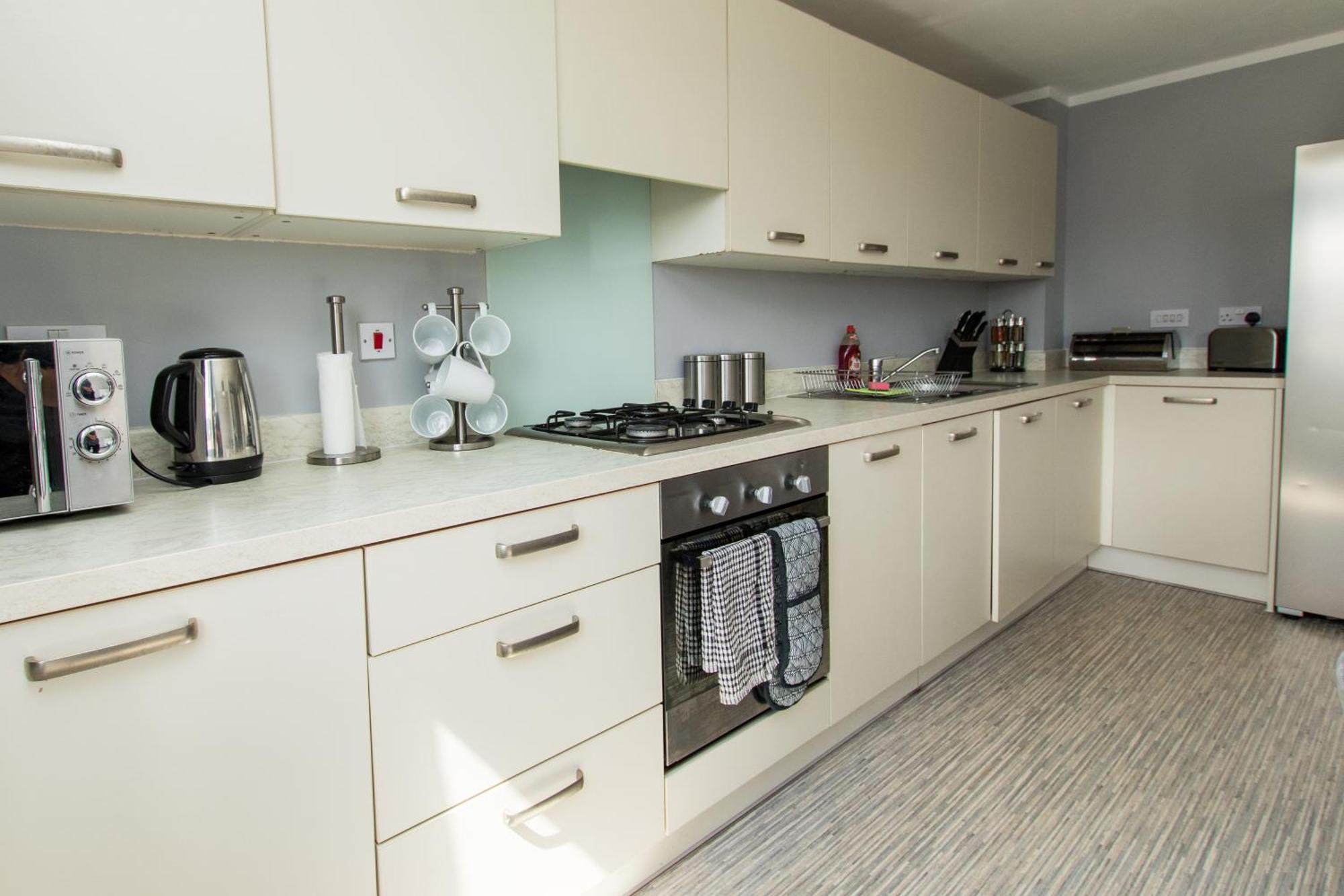 Apartment Free Parking 3 Bedroom House In