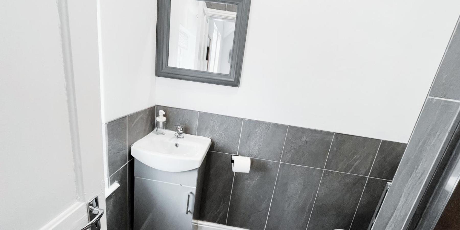 Large In Modern House Near * Nottingham