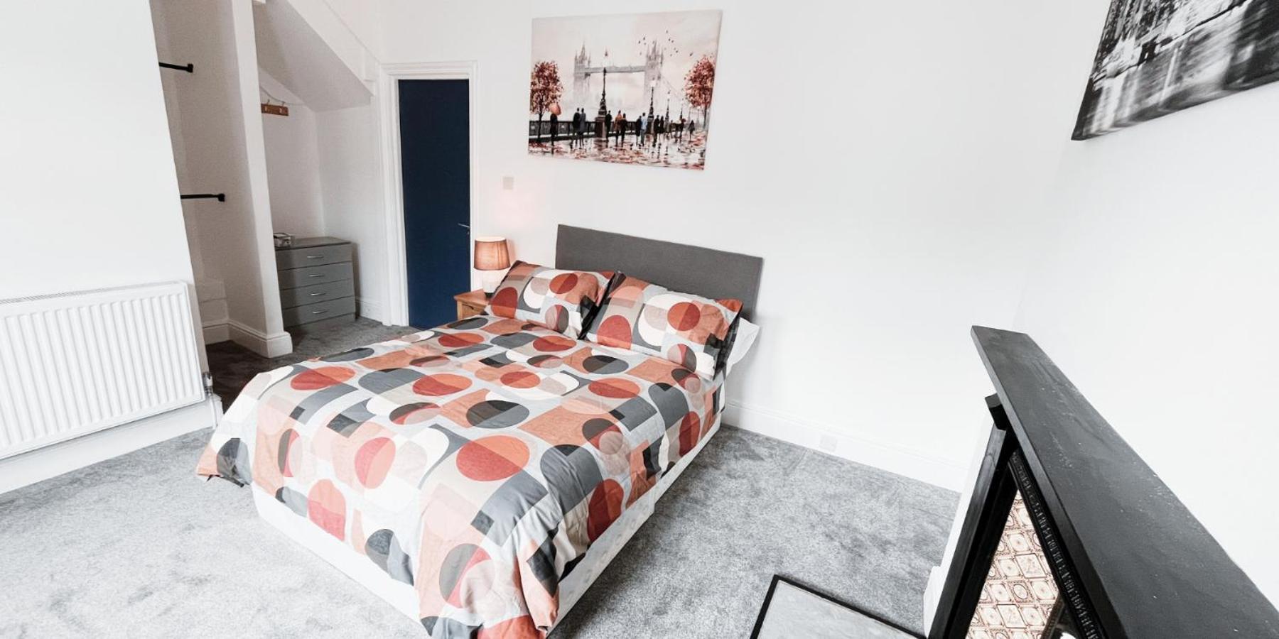 Large In Modern House Near Apartment *