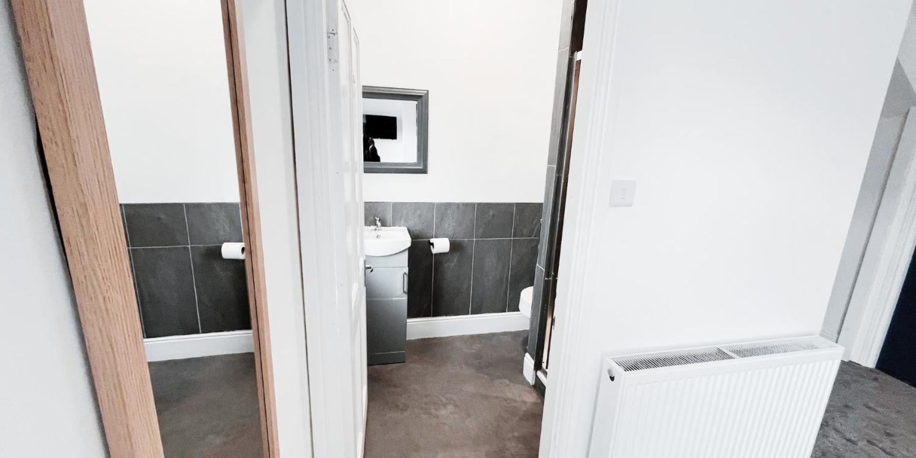Large In Modern House Near Apartment *