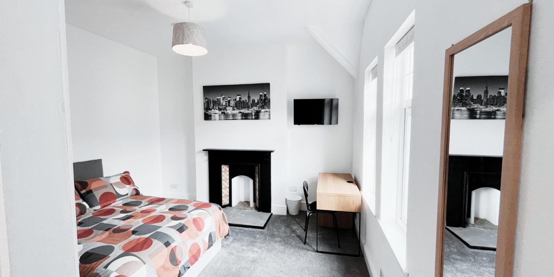 Large In Modern House Near * Nottingham