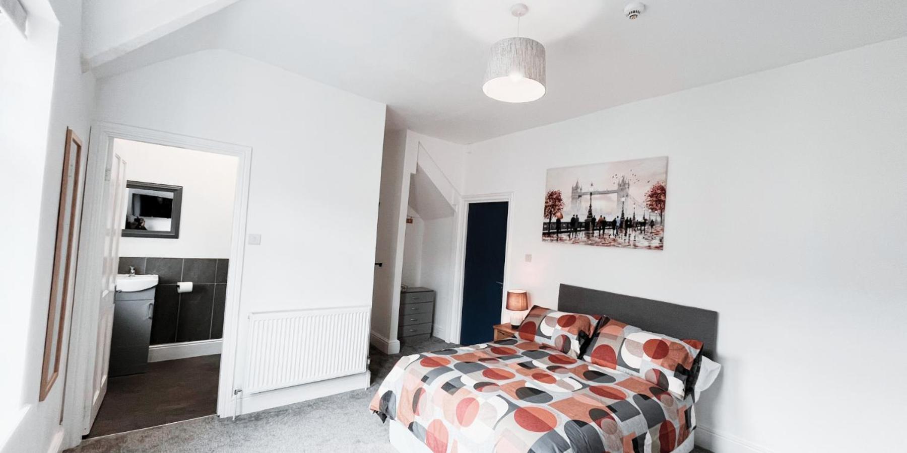 Large In Modern House Near Apartment Nottingham