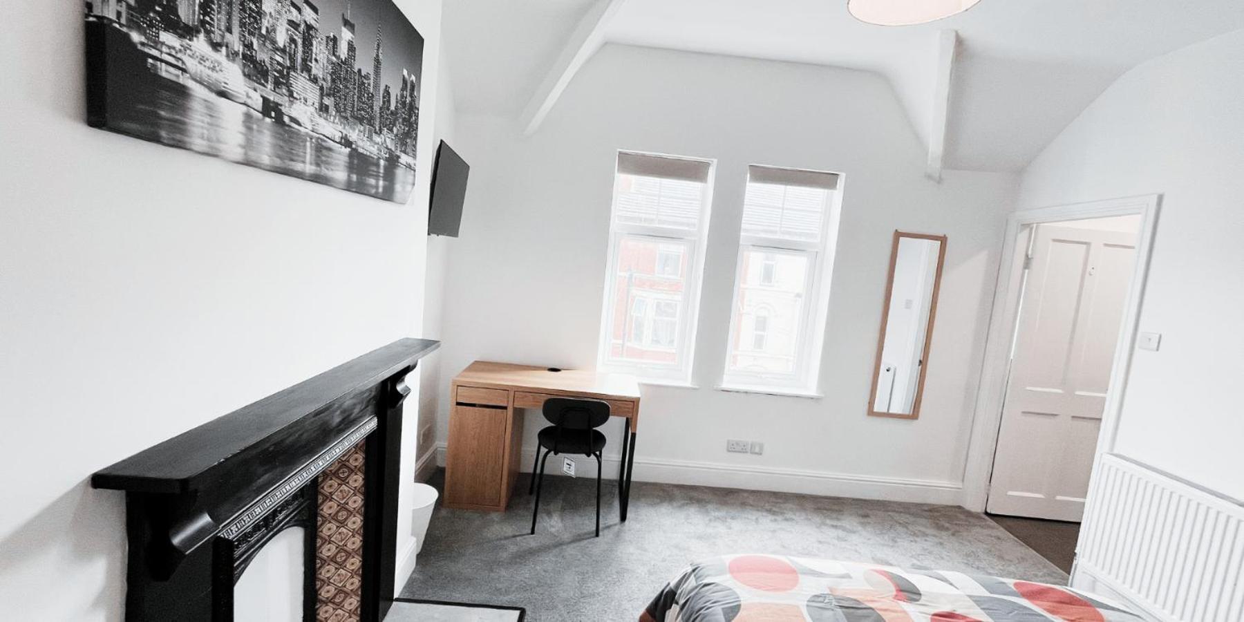 Large In Modern House Near * Nottingham