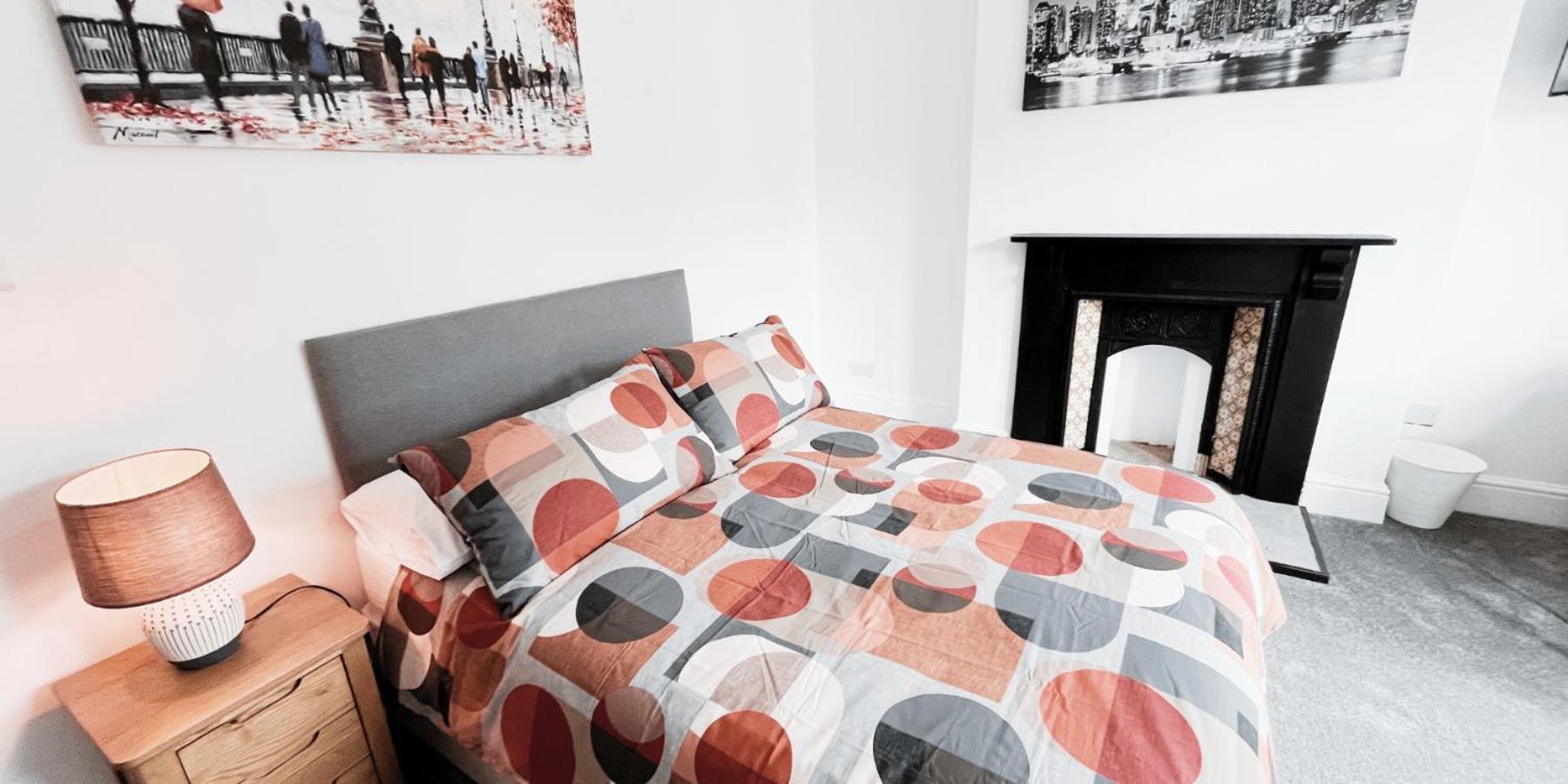 Large In Modern House Near Apartment *