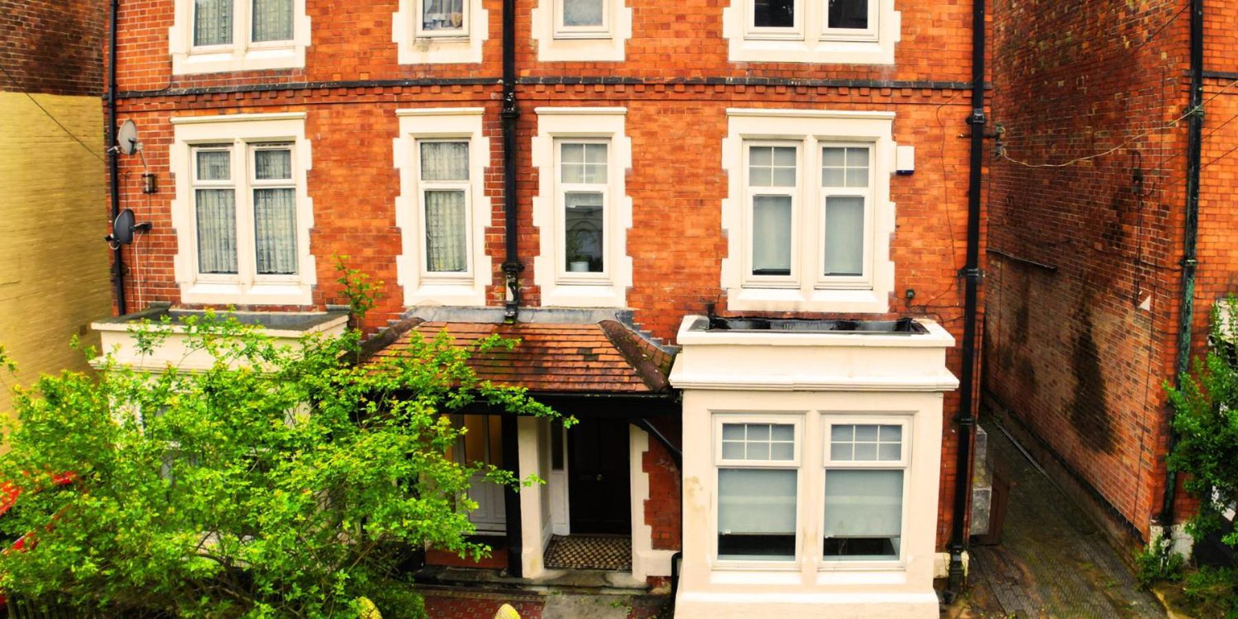 Large In Modern House Near * Nottingham