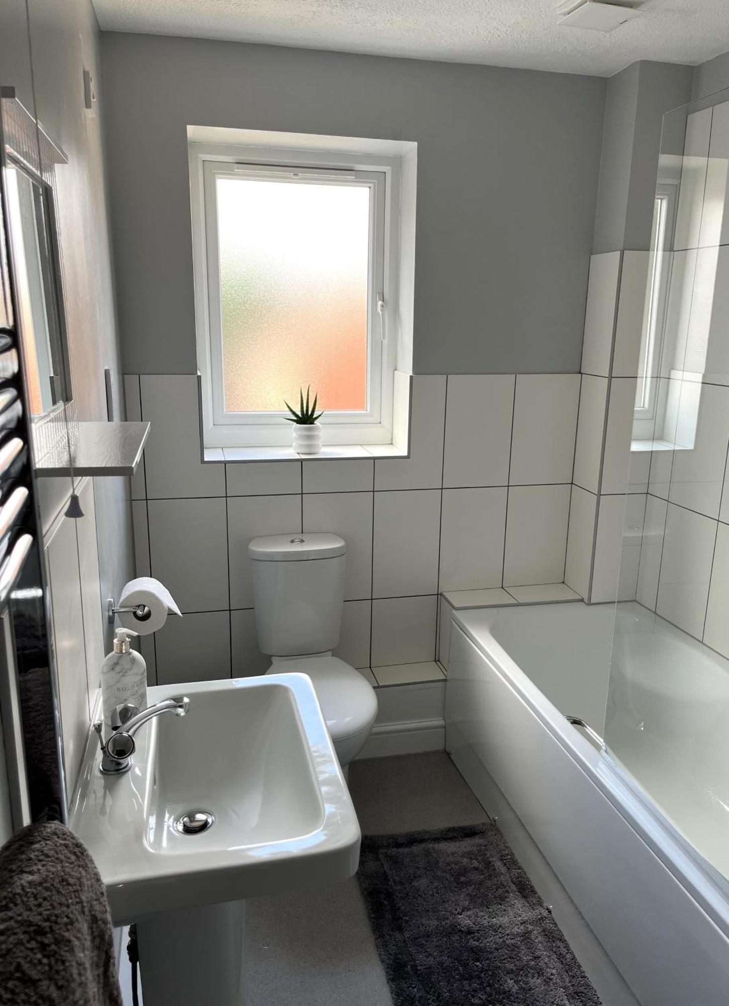Casa de férias Claygate Place - Entire 2 Bed House, Off Street Parking - Perfect For Holiday Breaks Or Contractors