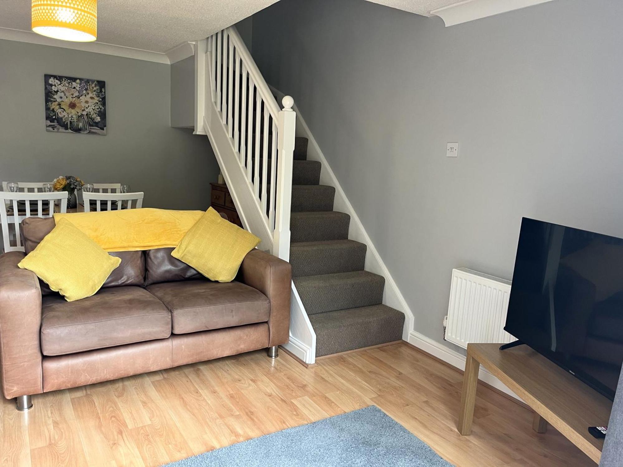 Casa de férias Claygate Place - Entire 2 Bed House, Off Street Parking - Perfect For Holiday Breaks Or Contractors