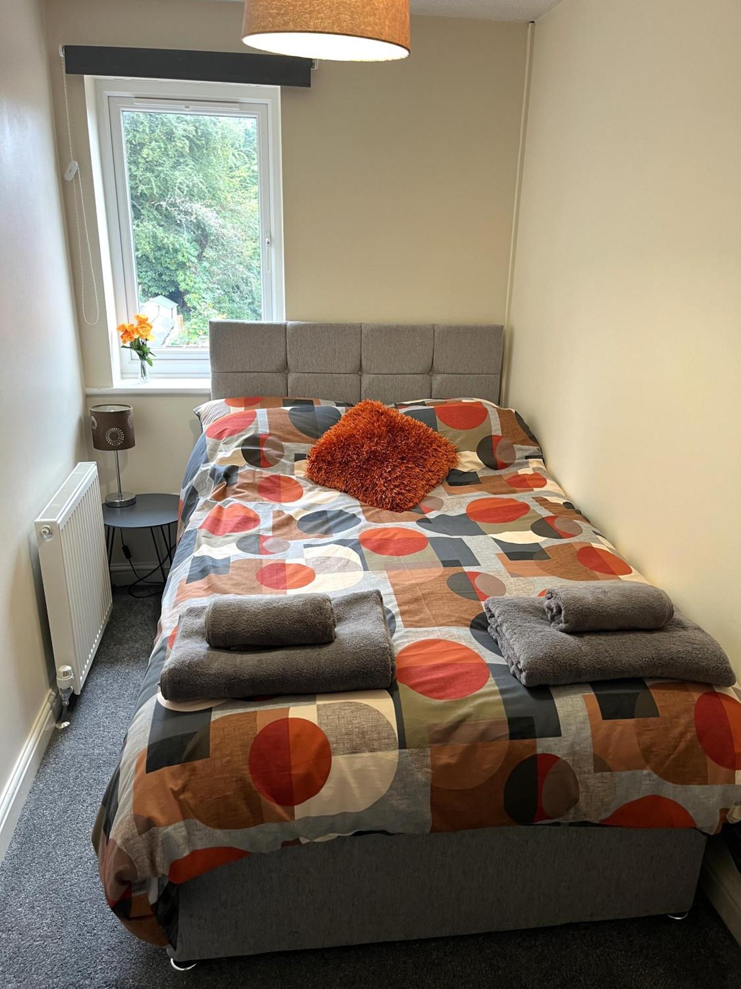 Casa de férias Claygate Place - Entire 2 Bed House, Off Street Parking - Perfect For Holiday Breaks Or Contractors