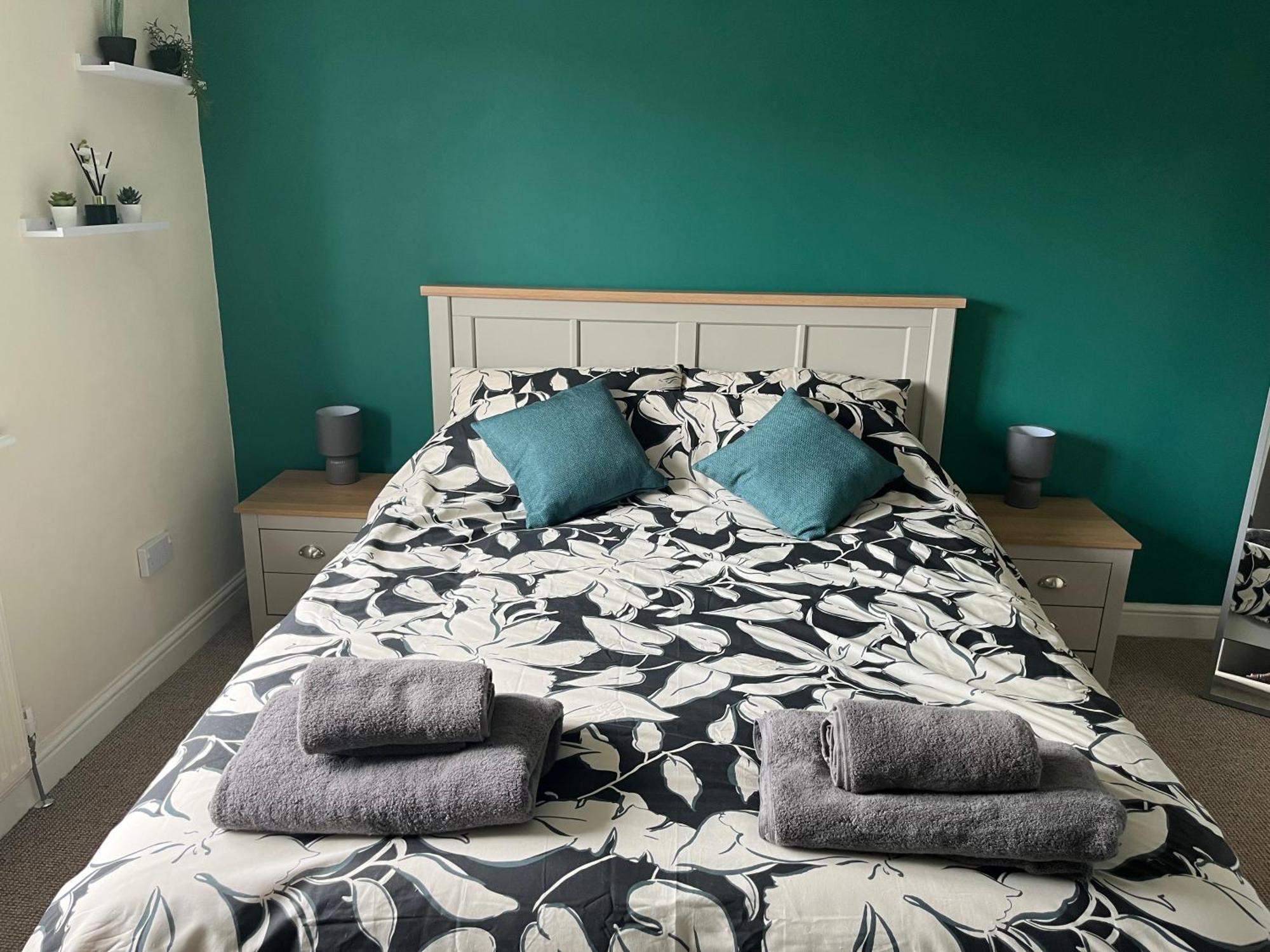 Claygate Place - Entire 2 Bed House, Off Street Parking - Perfect For Holiday Breaks Or Contractors Casa de férias *