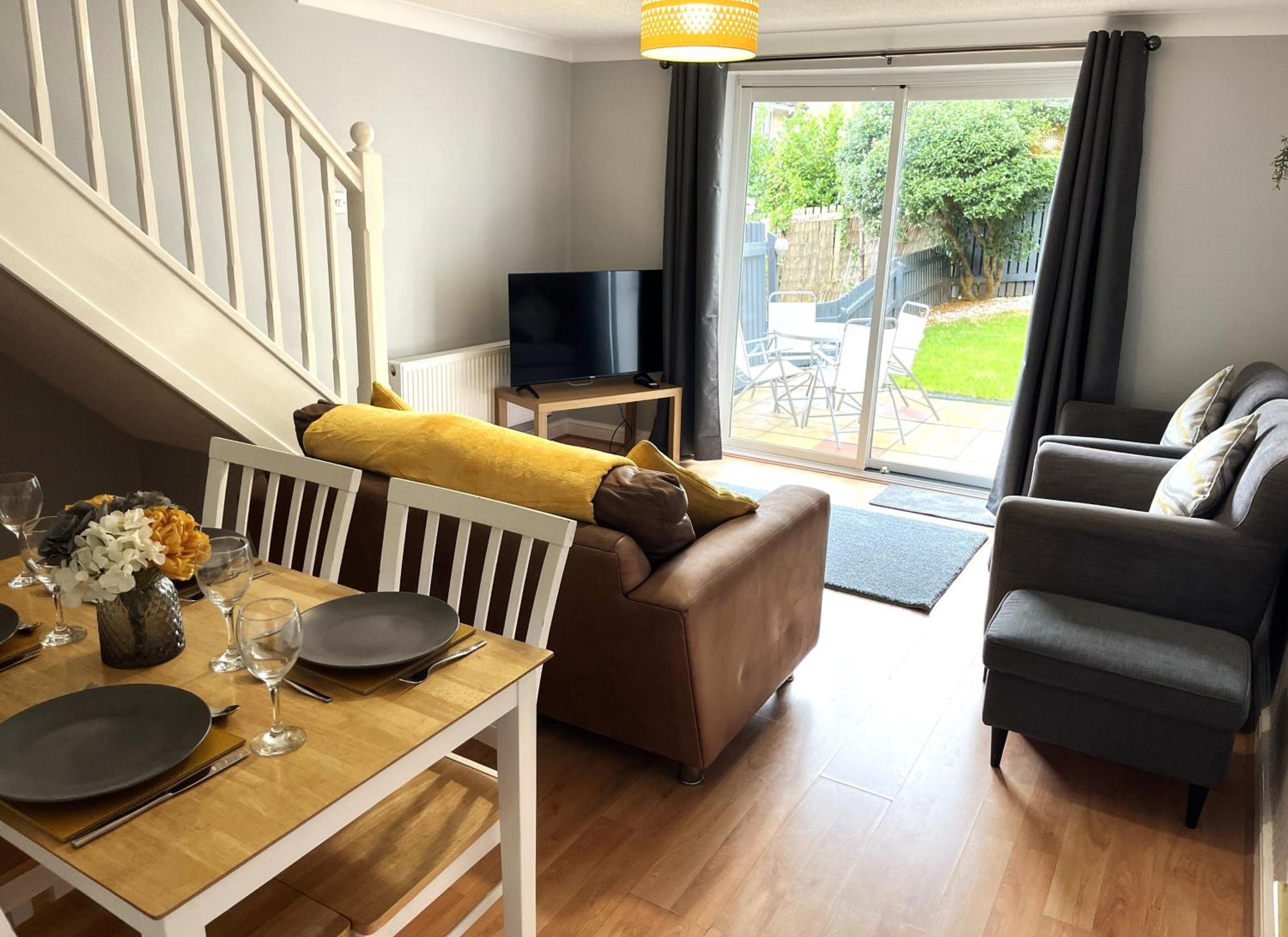Casa de férias Claygate Place - Entire 2 Bed House, Off Street Parking - Perfect For Holiday Breaks Or Contractors