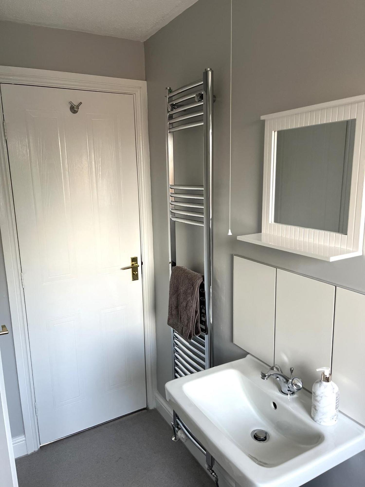 Casa de férias Claygate Place - Entire 2 Bed House, Off Street Parking - Perfect For Holiday Breaks Or Contractors